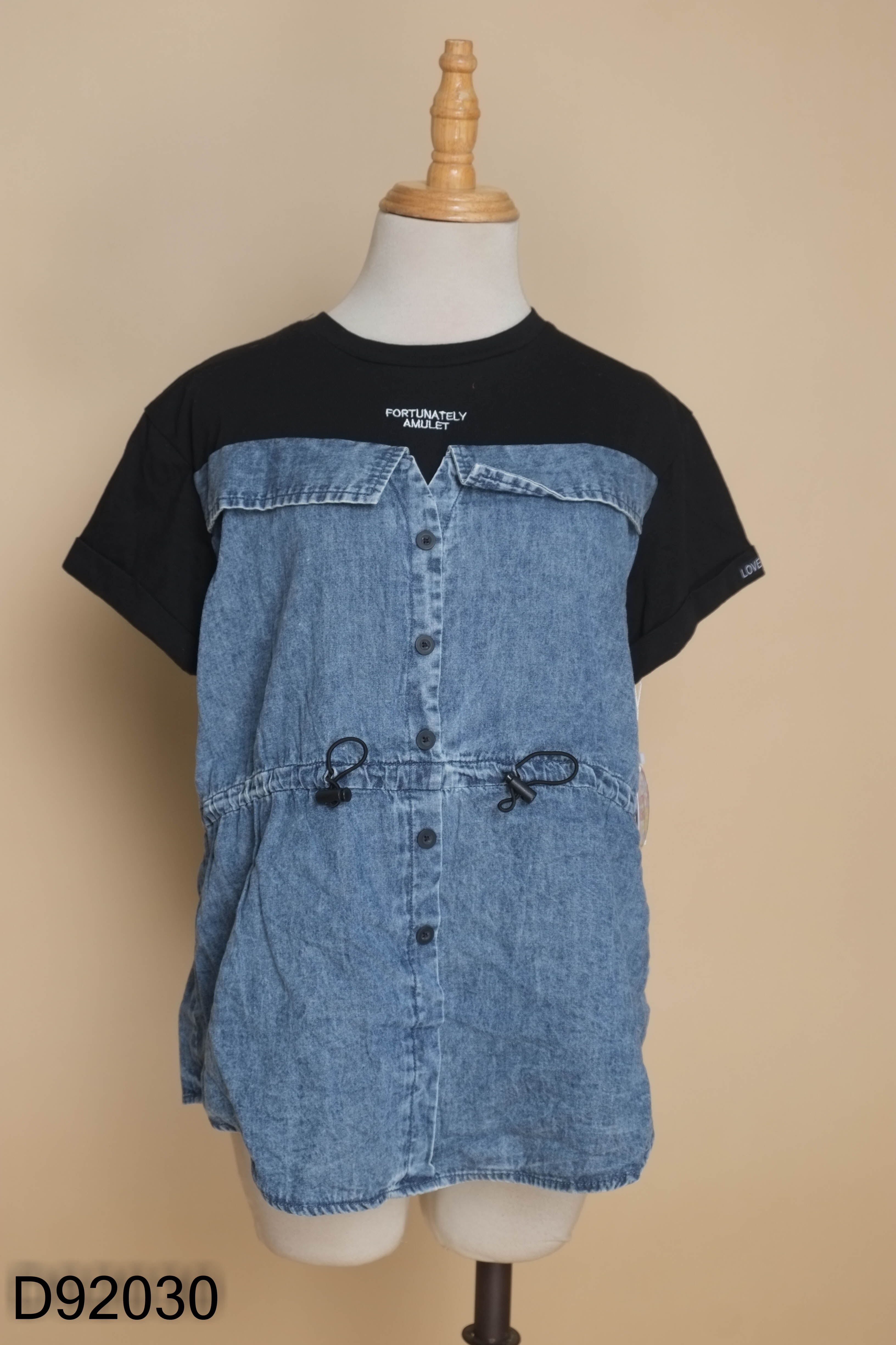 Áo đen phối jeans xanh