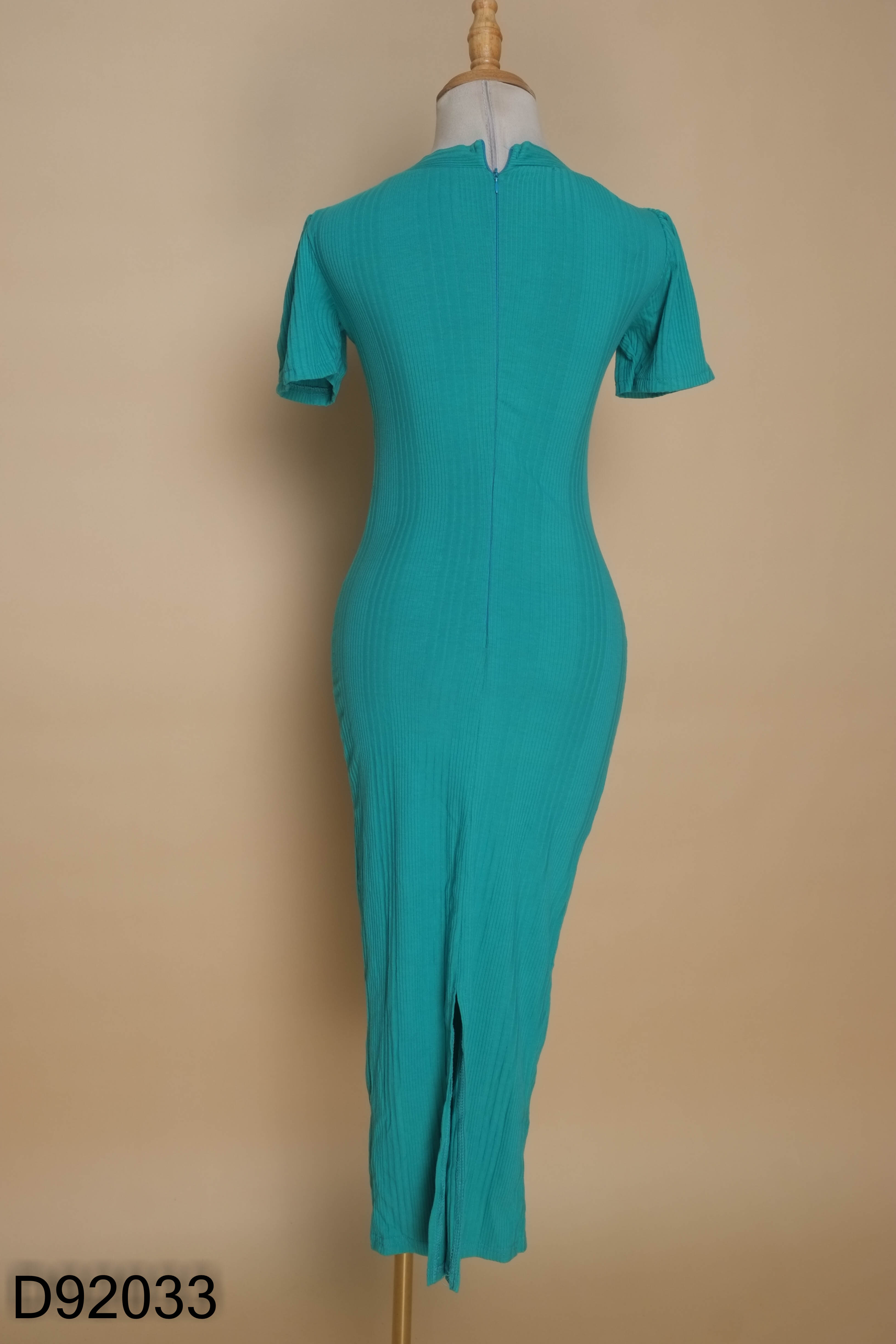 Váy xanh ôm body phối khuy
