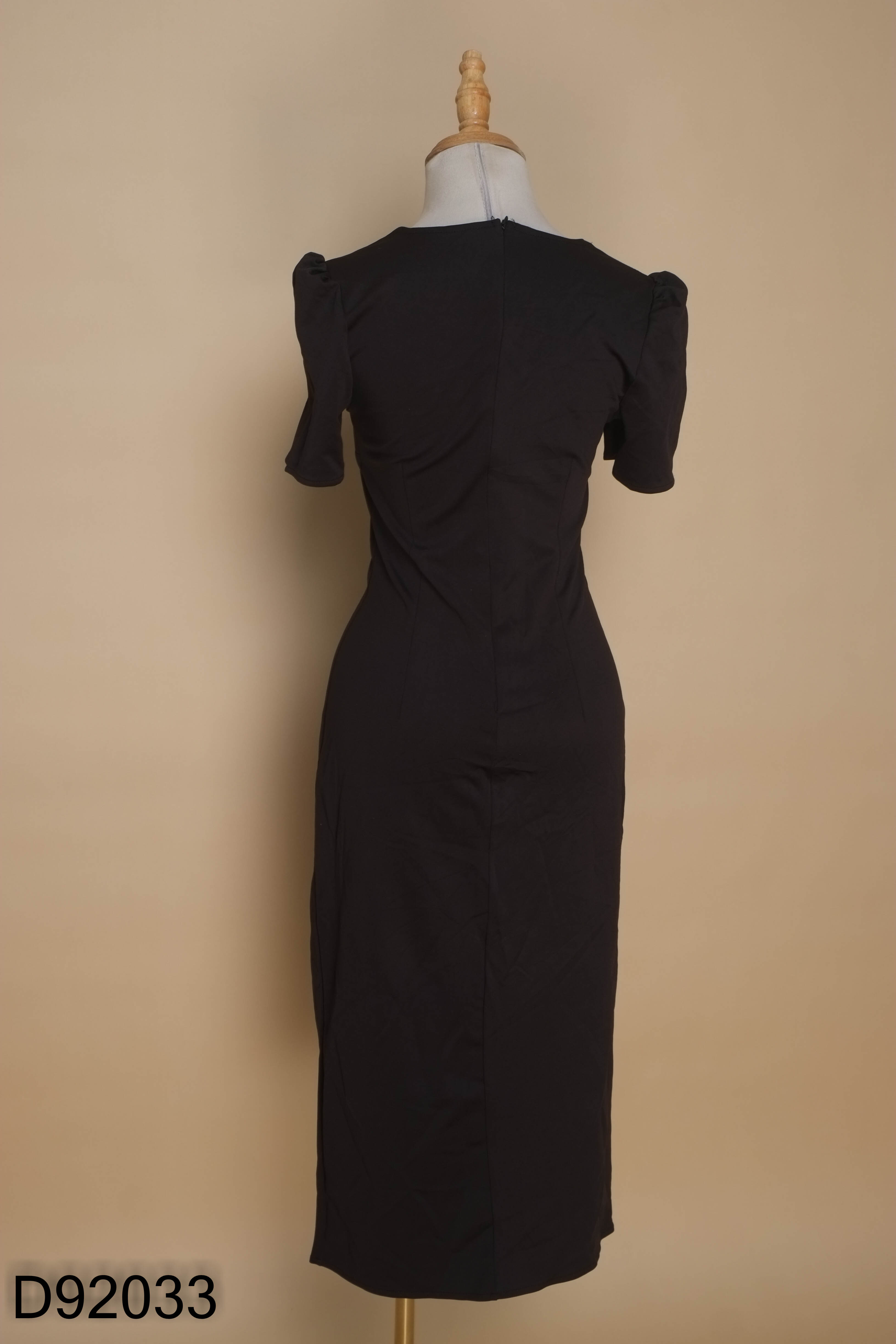 Váy đen ôm body cổ V