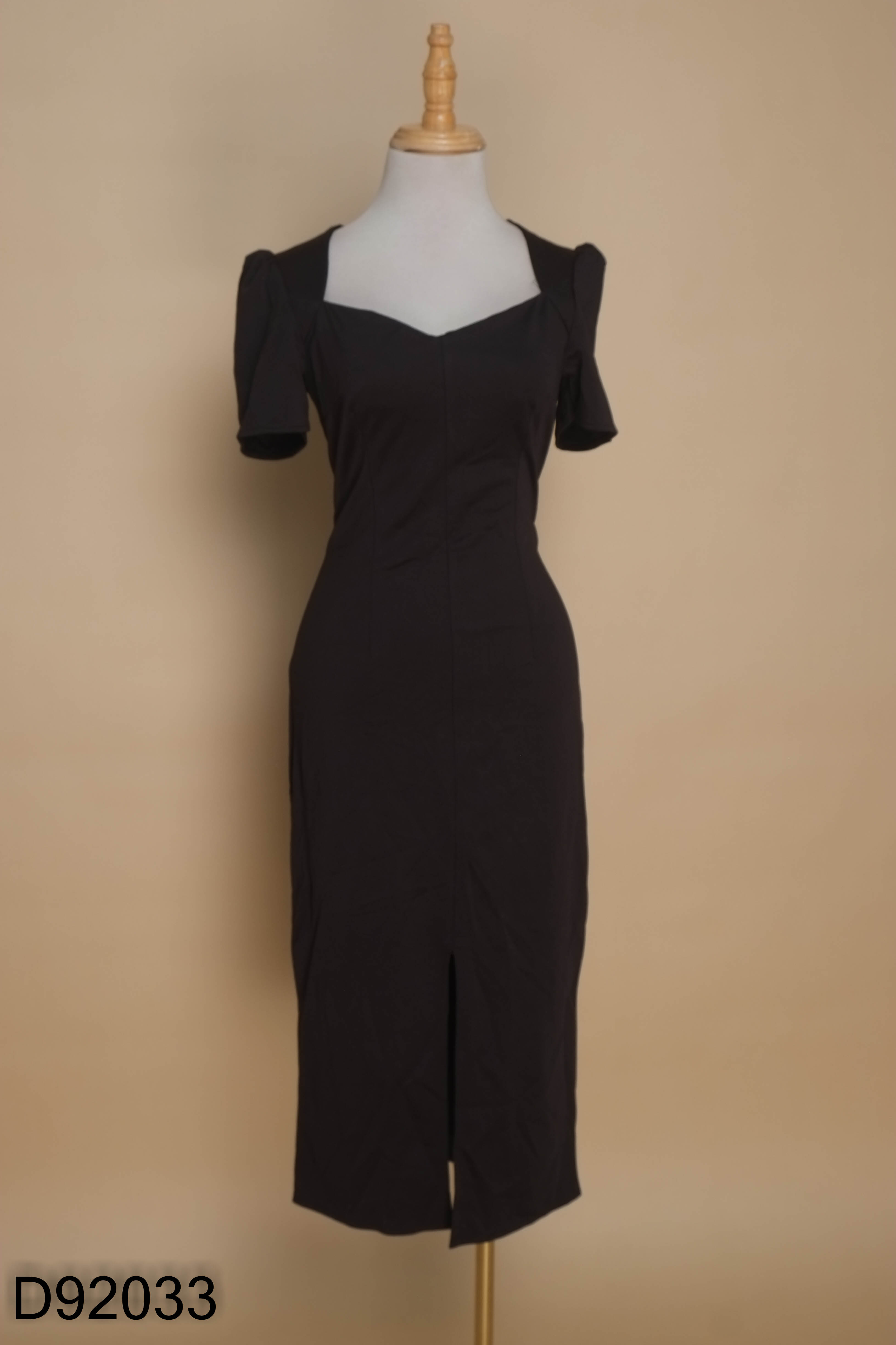 Váy đen ôm body cổ V