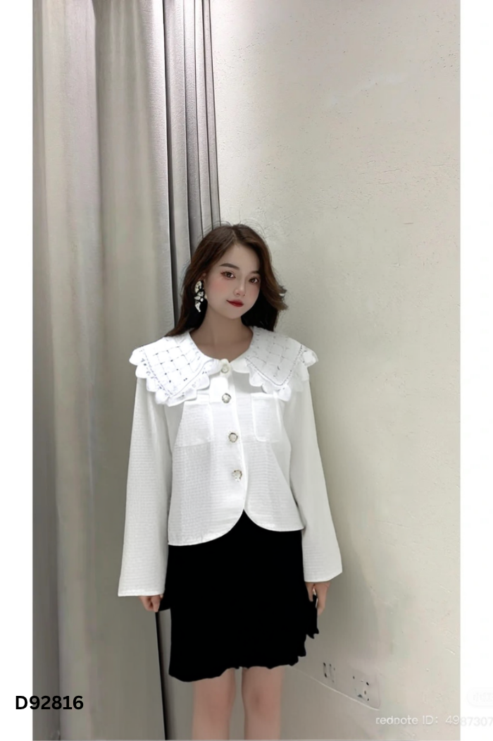 Áo trắng cúc ngọc cổ ren