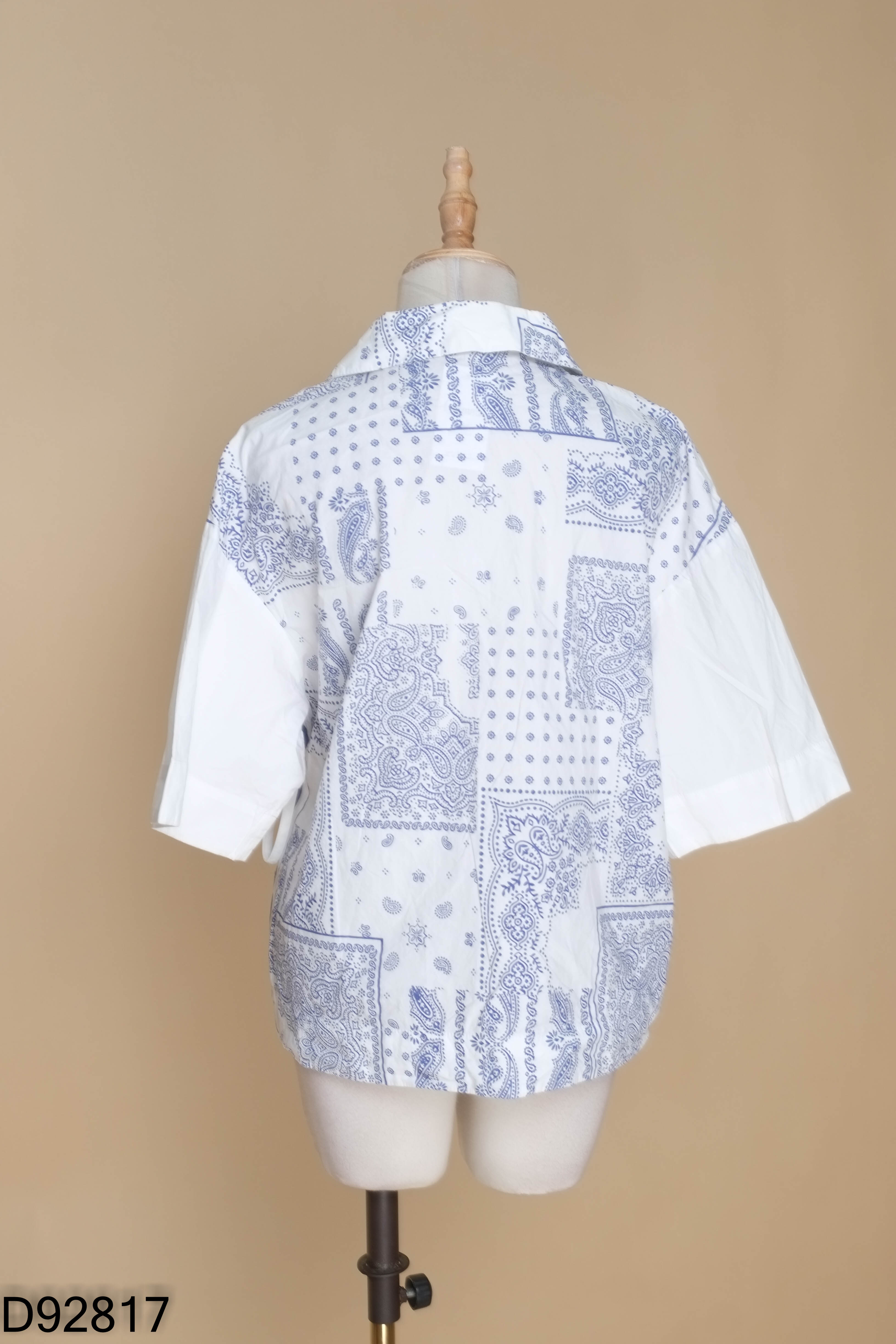Áo thô trắng họa tiết xanh