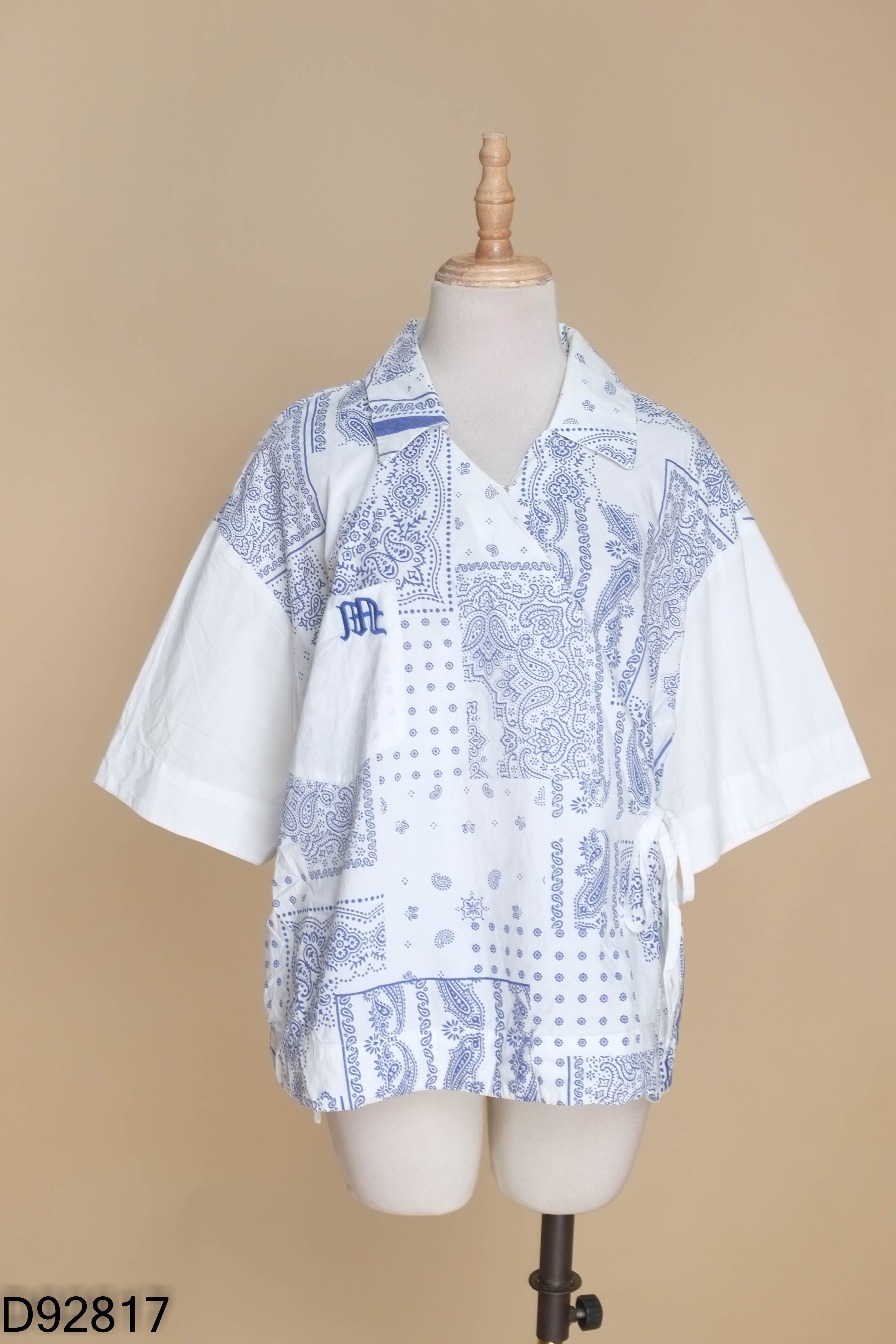 Áo thô trắng họa tiết xanh