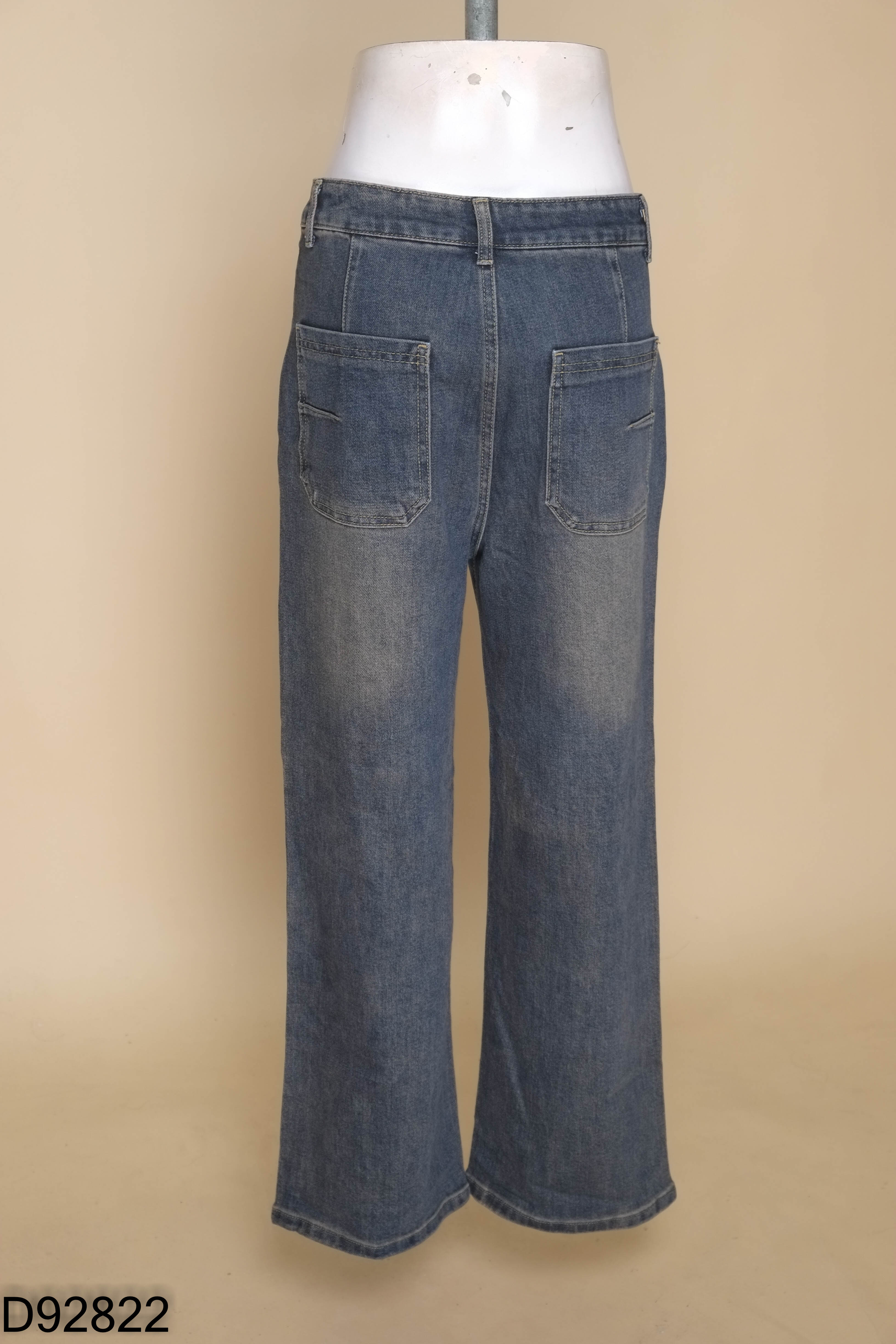 Quần jeans xanh túi trước