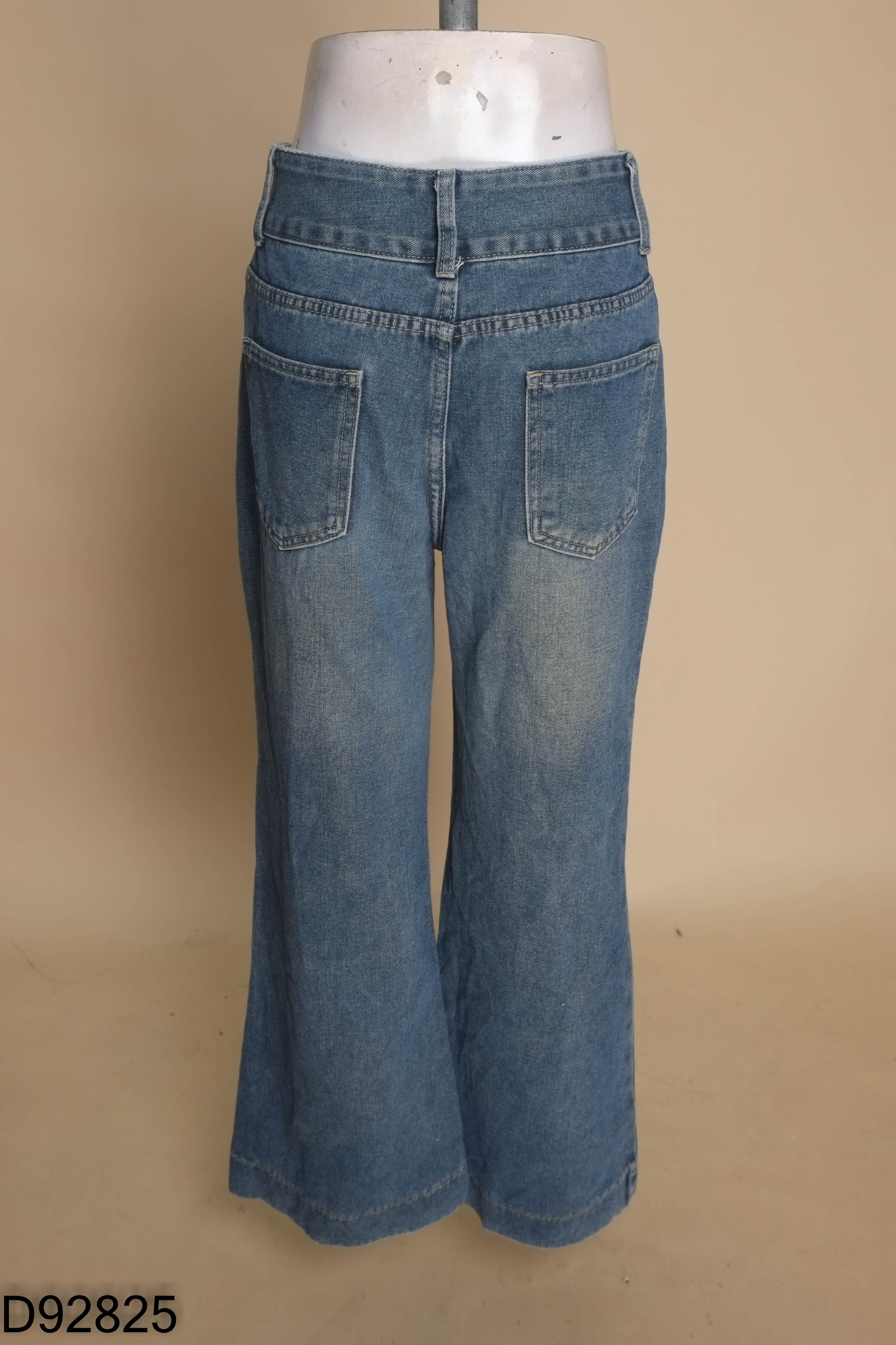 Quần jeans xanh suông