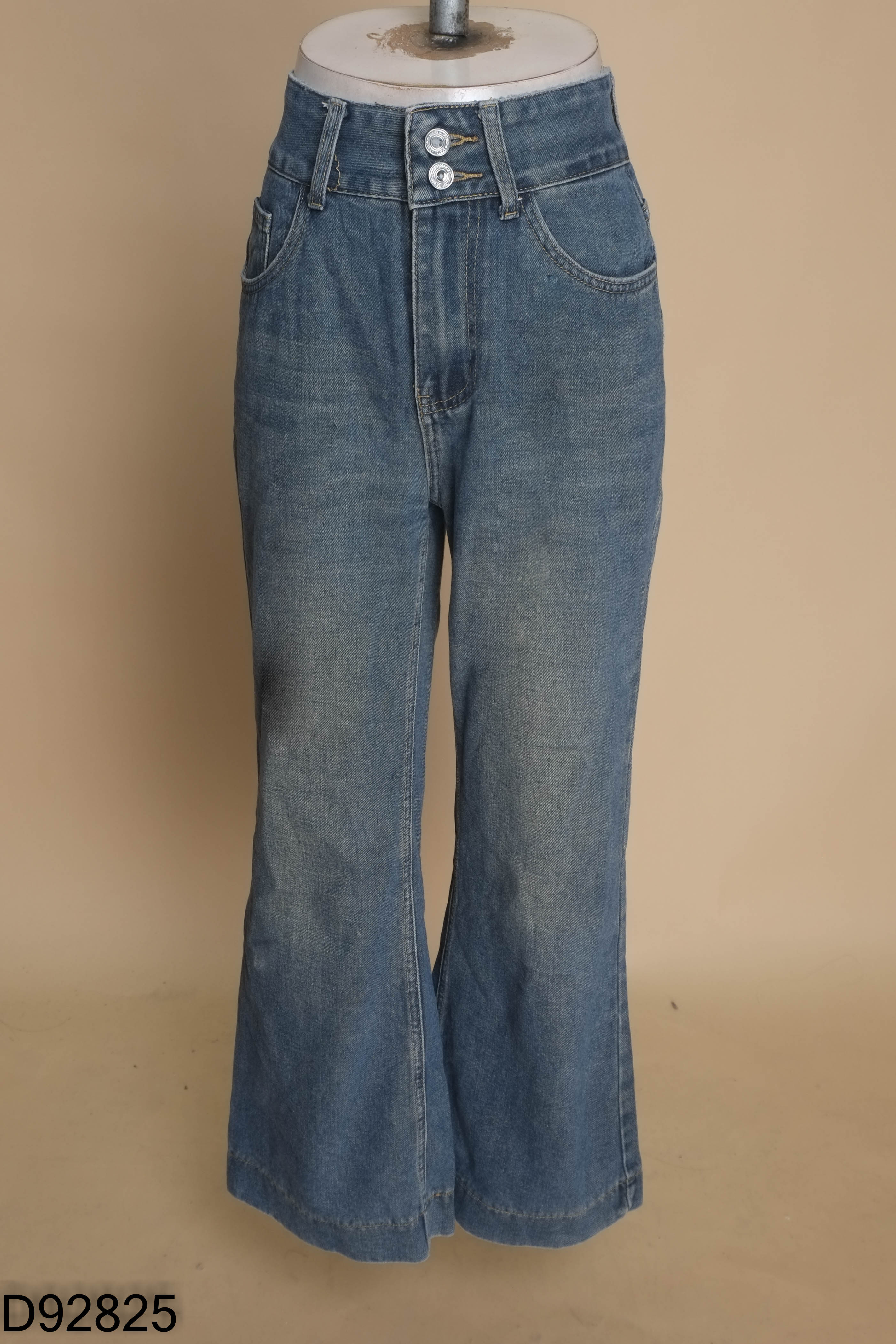 Quần jeans xanh suông