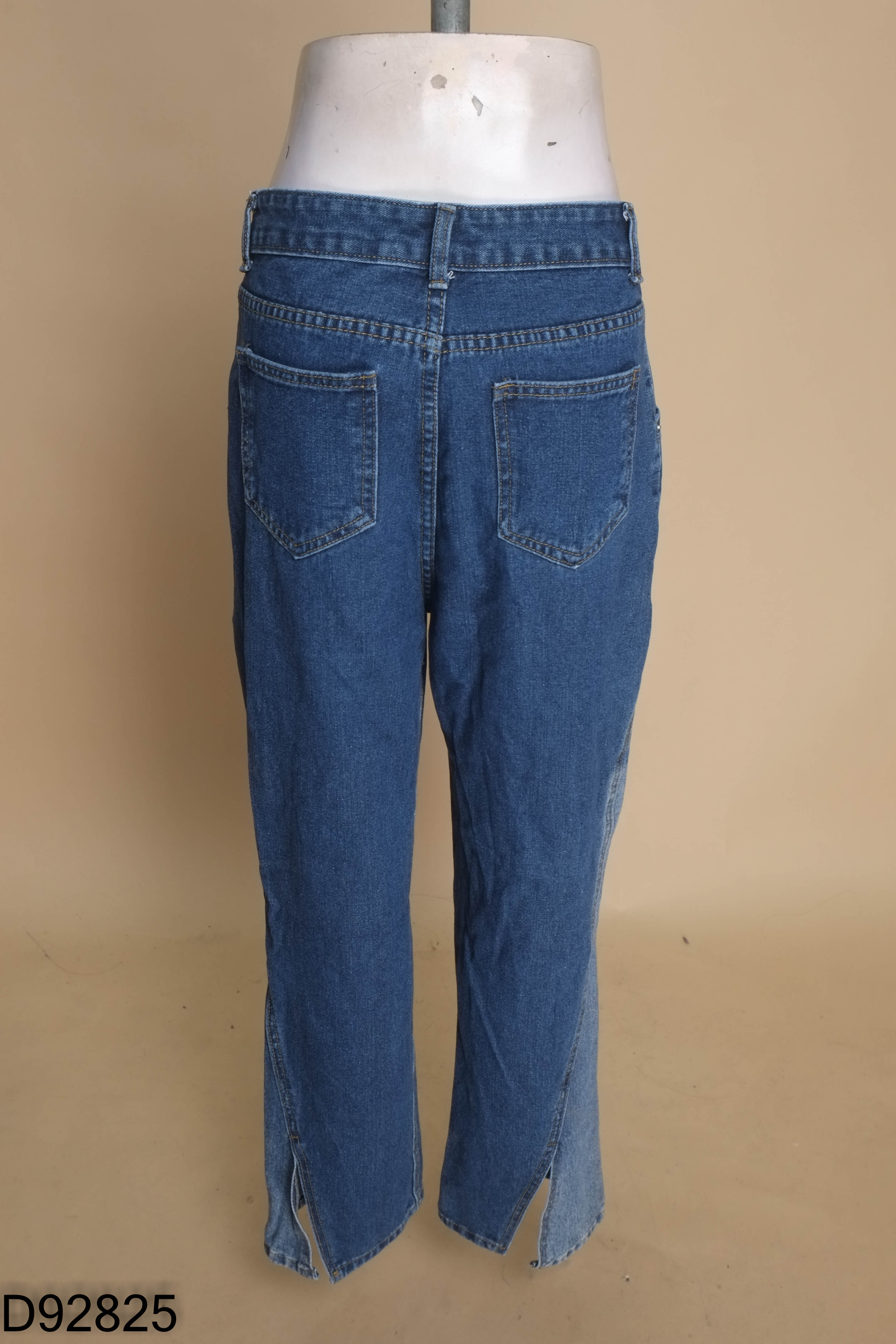Quần jeans xanh xẻ ống