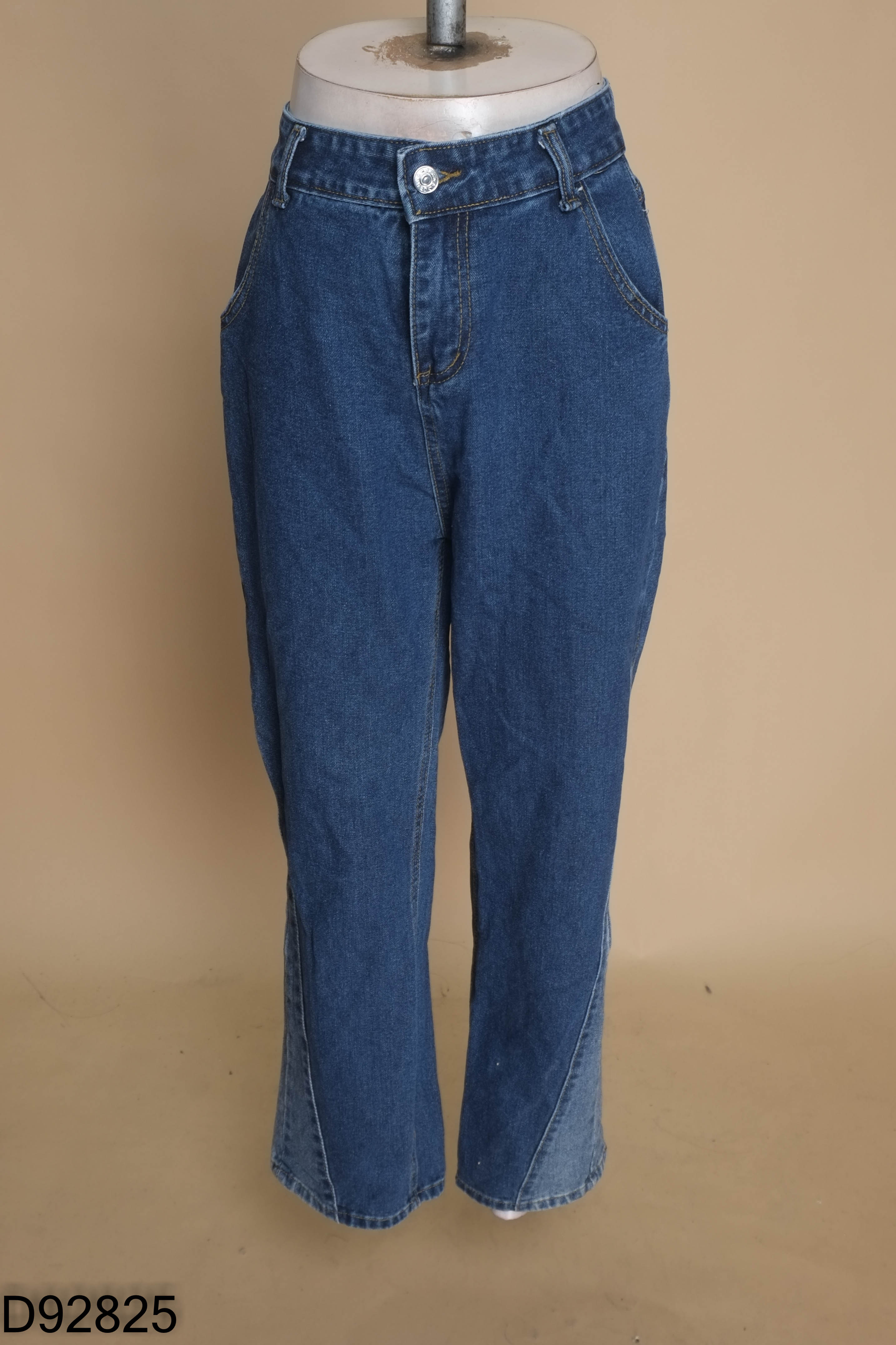 Quần jeans xanh xẻ ống