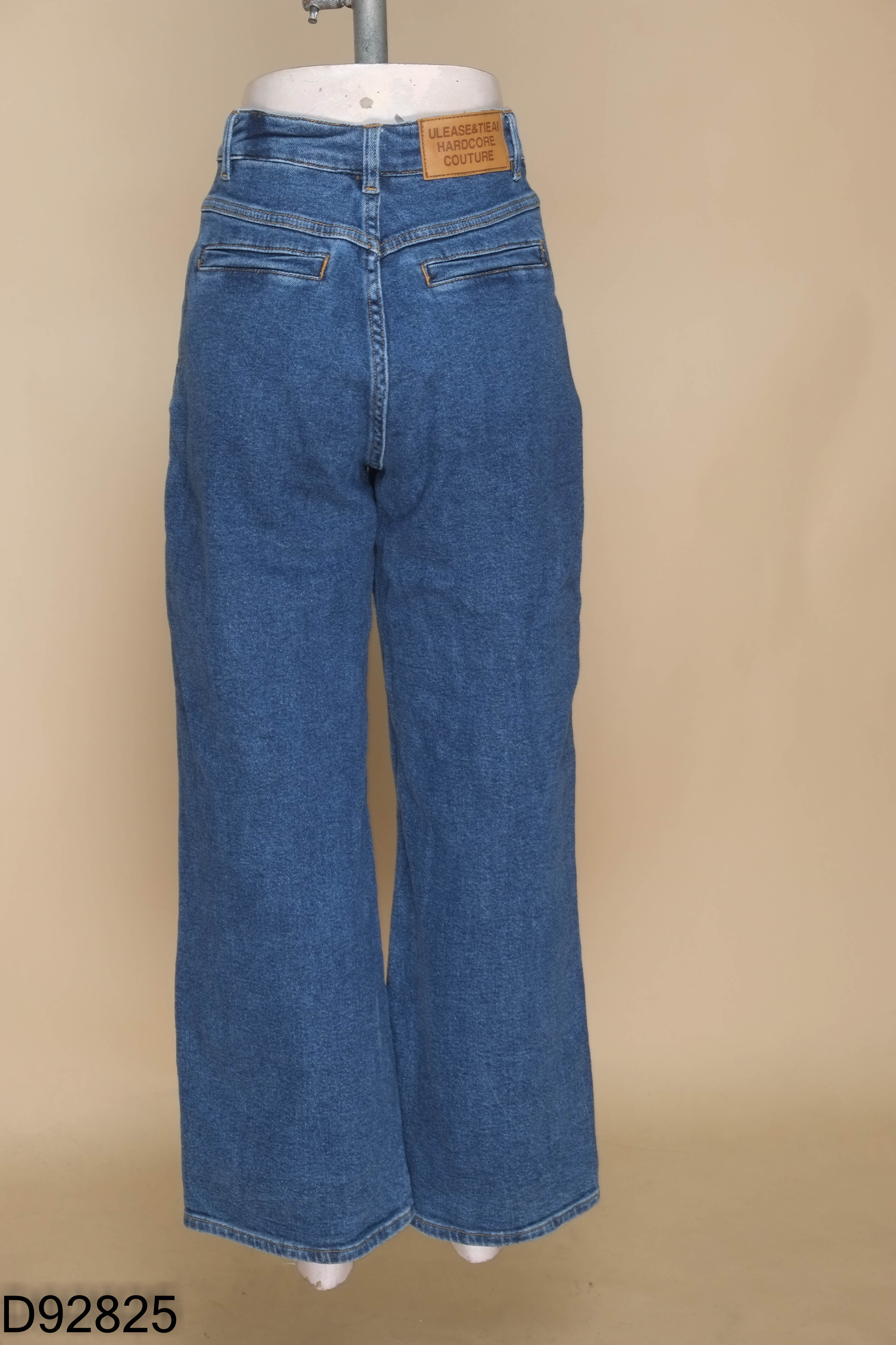 Quần jeans xanh bốn cúc
