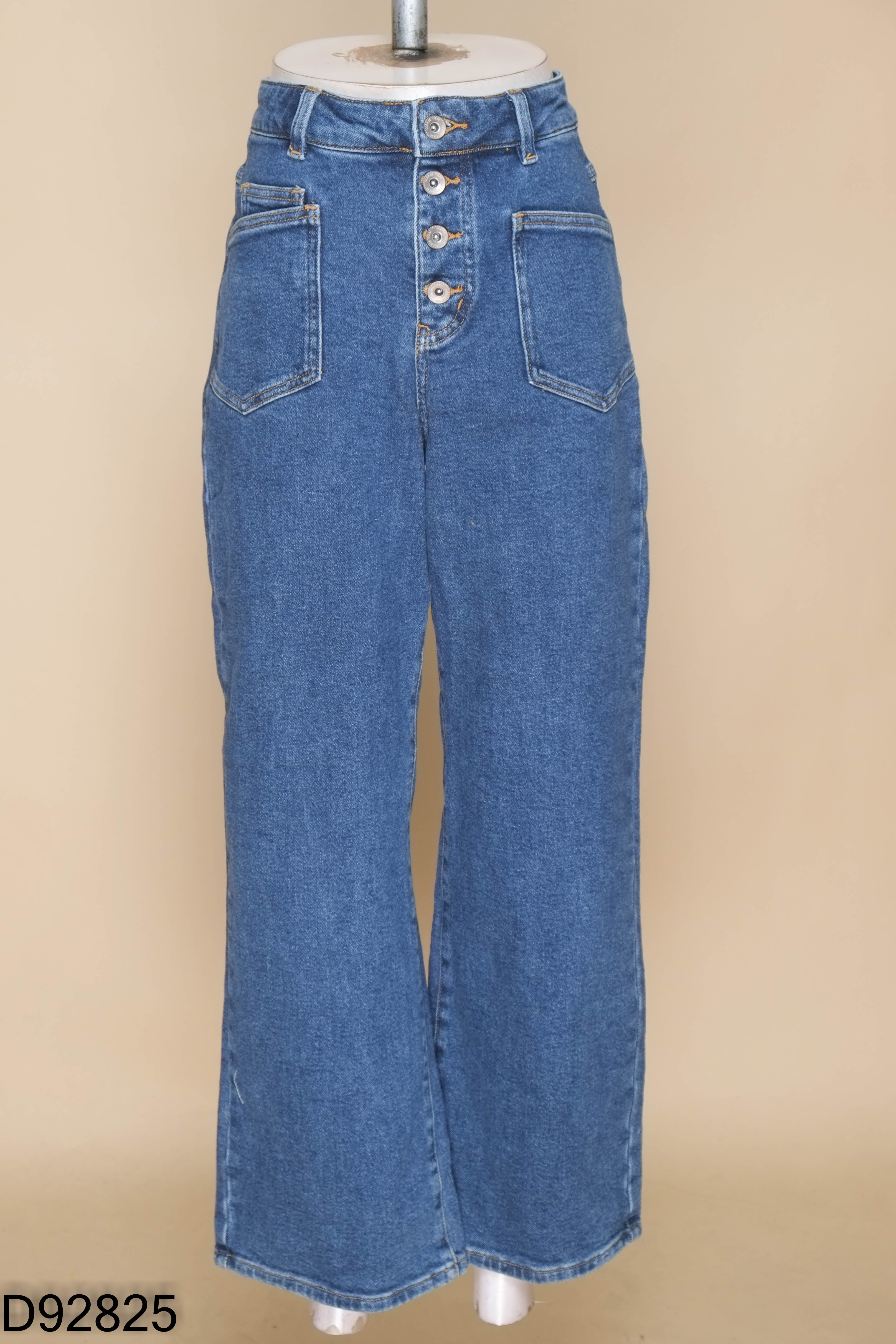 Quần jeans xanh bốn cúc