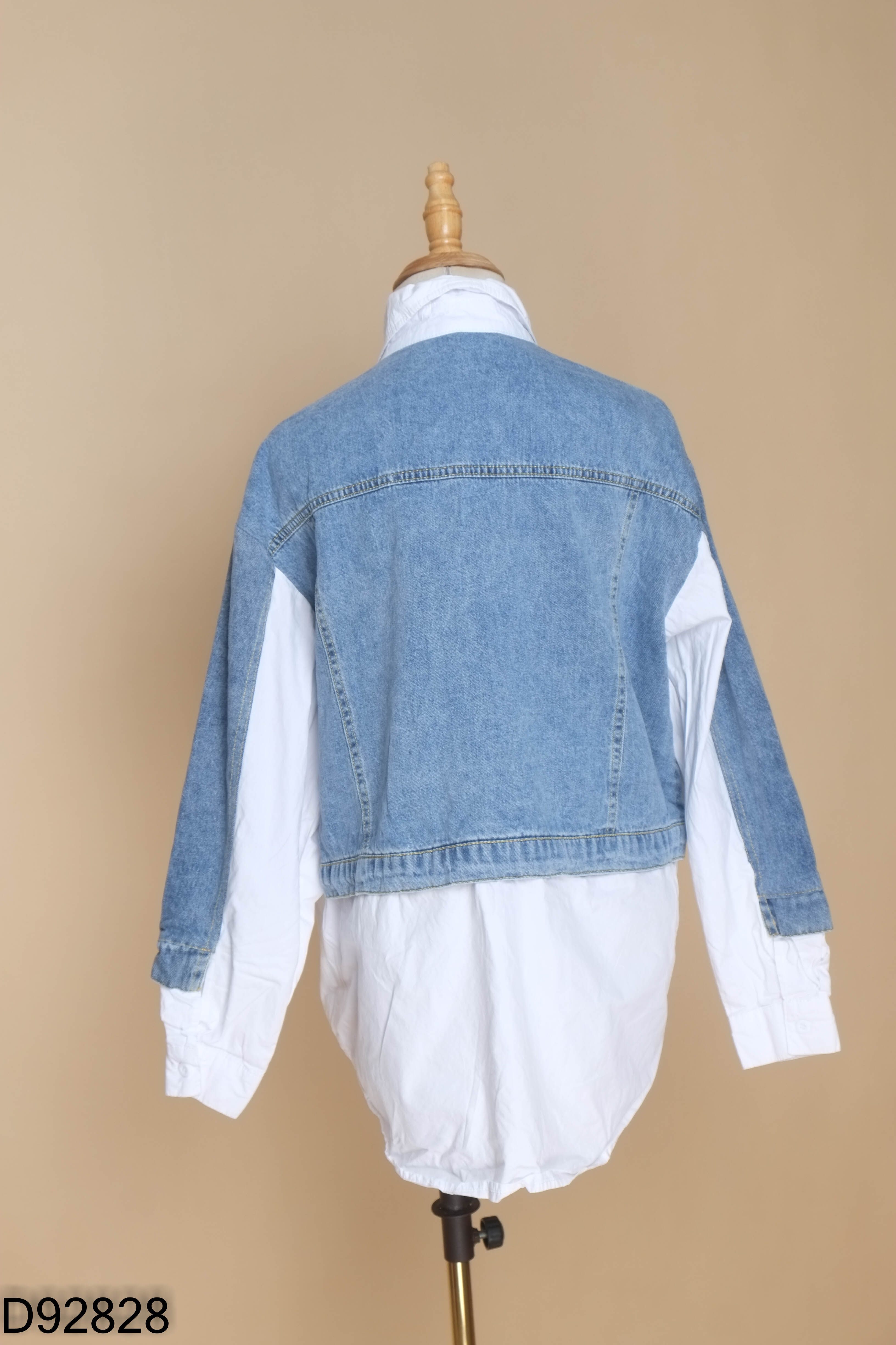Áo sơ mi trắng phối jeans xanh