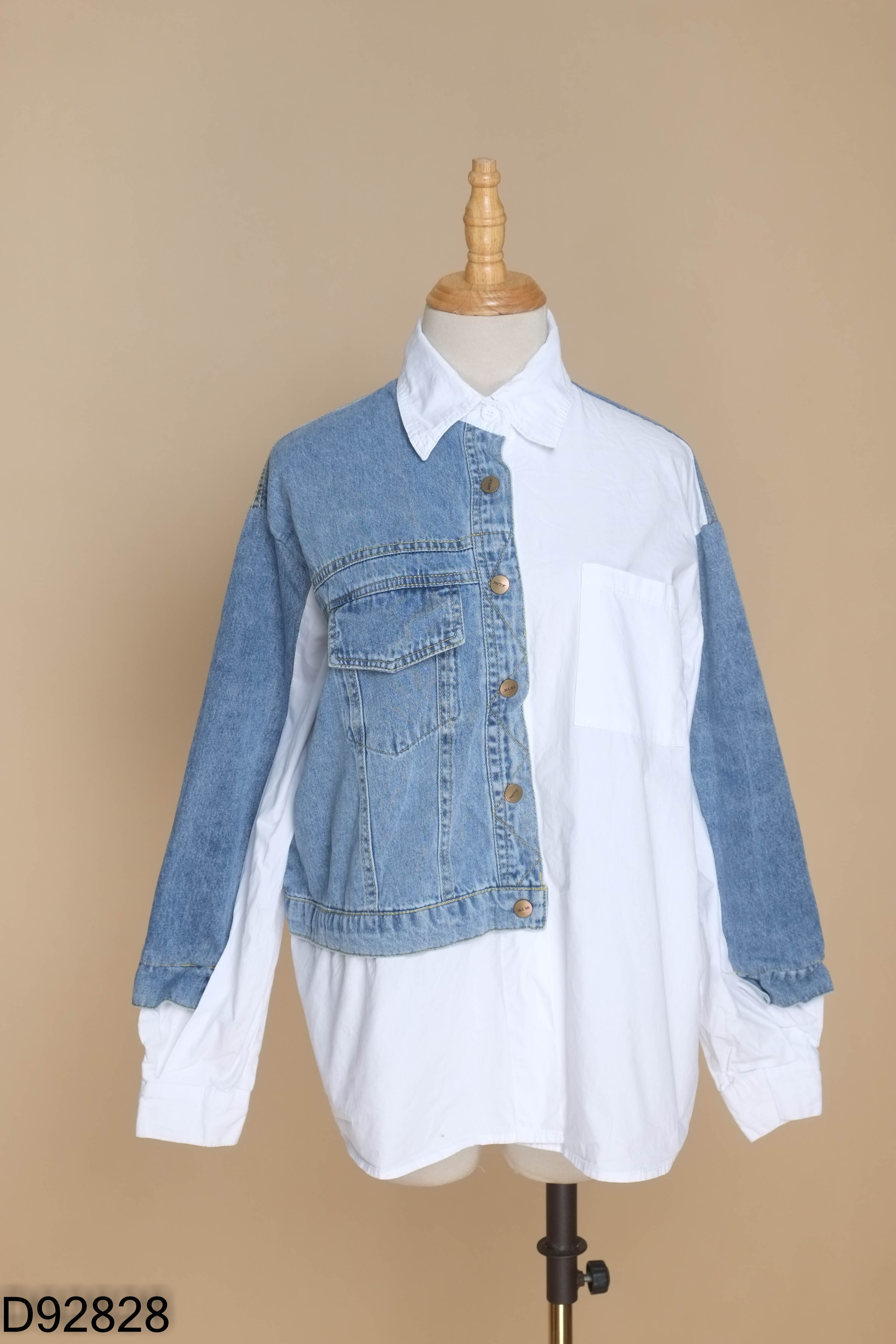 Áo sơ mi trắng phối jeans xanh