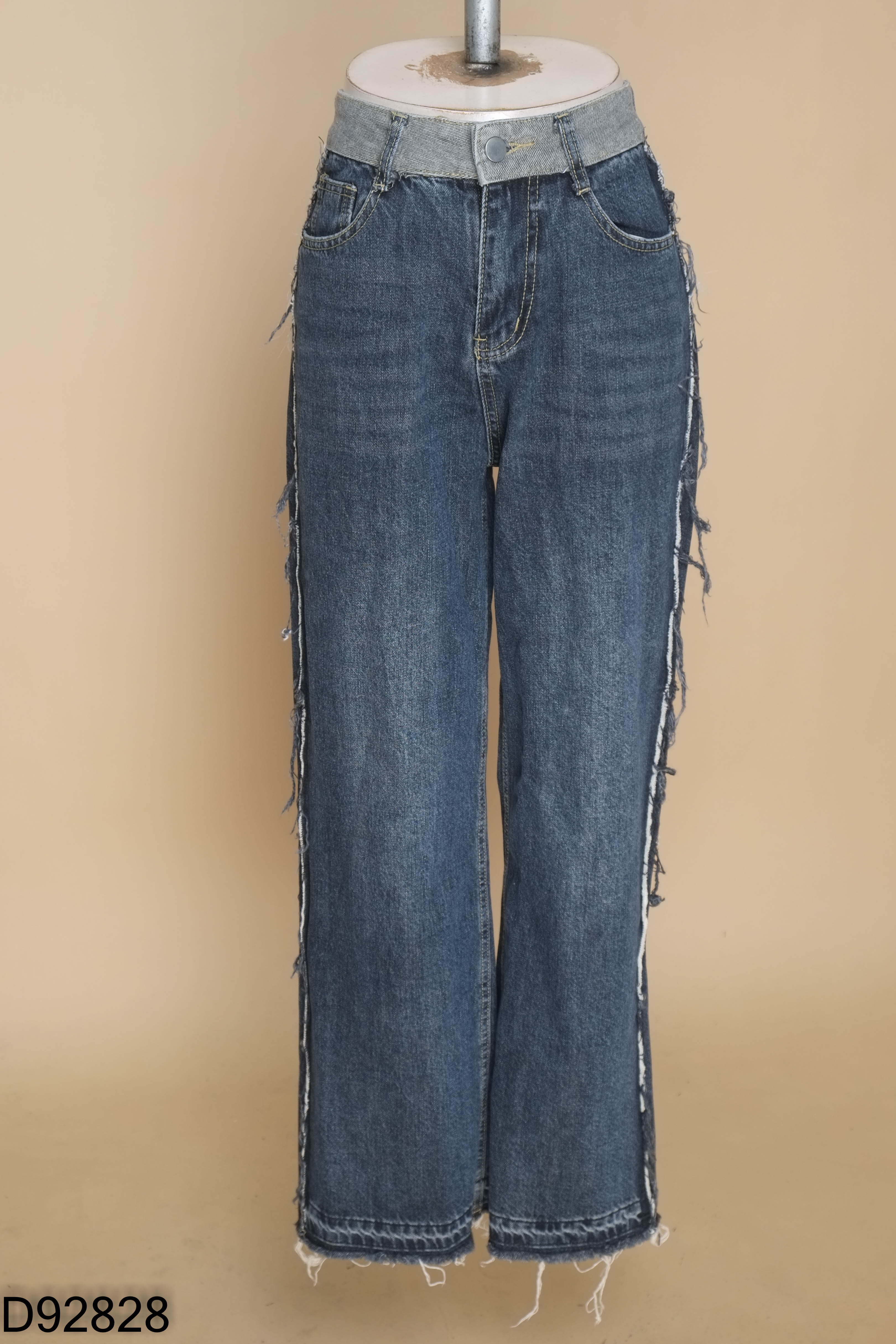 Quần jeans xanh tua rua