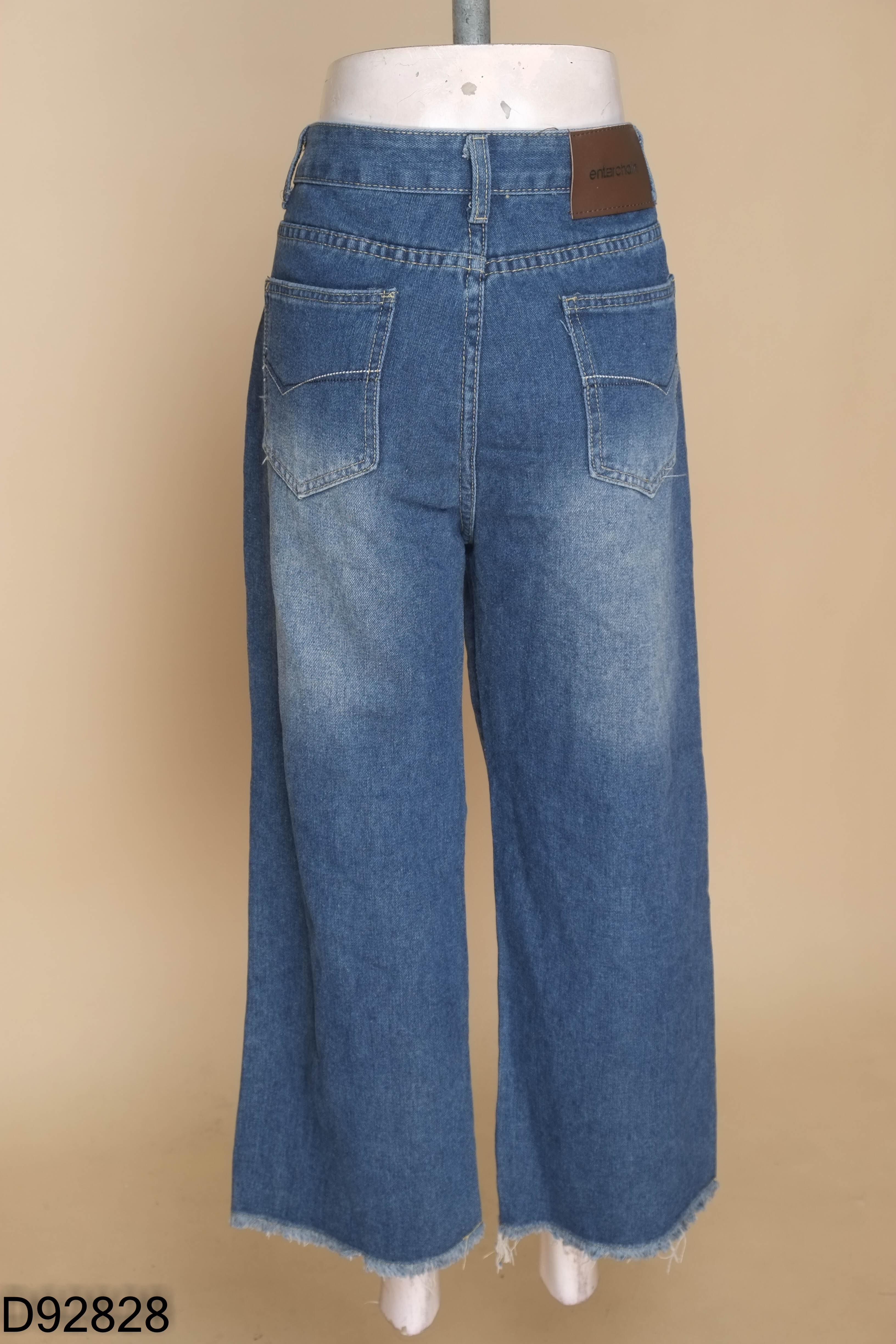 Quần jeans xanh rách