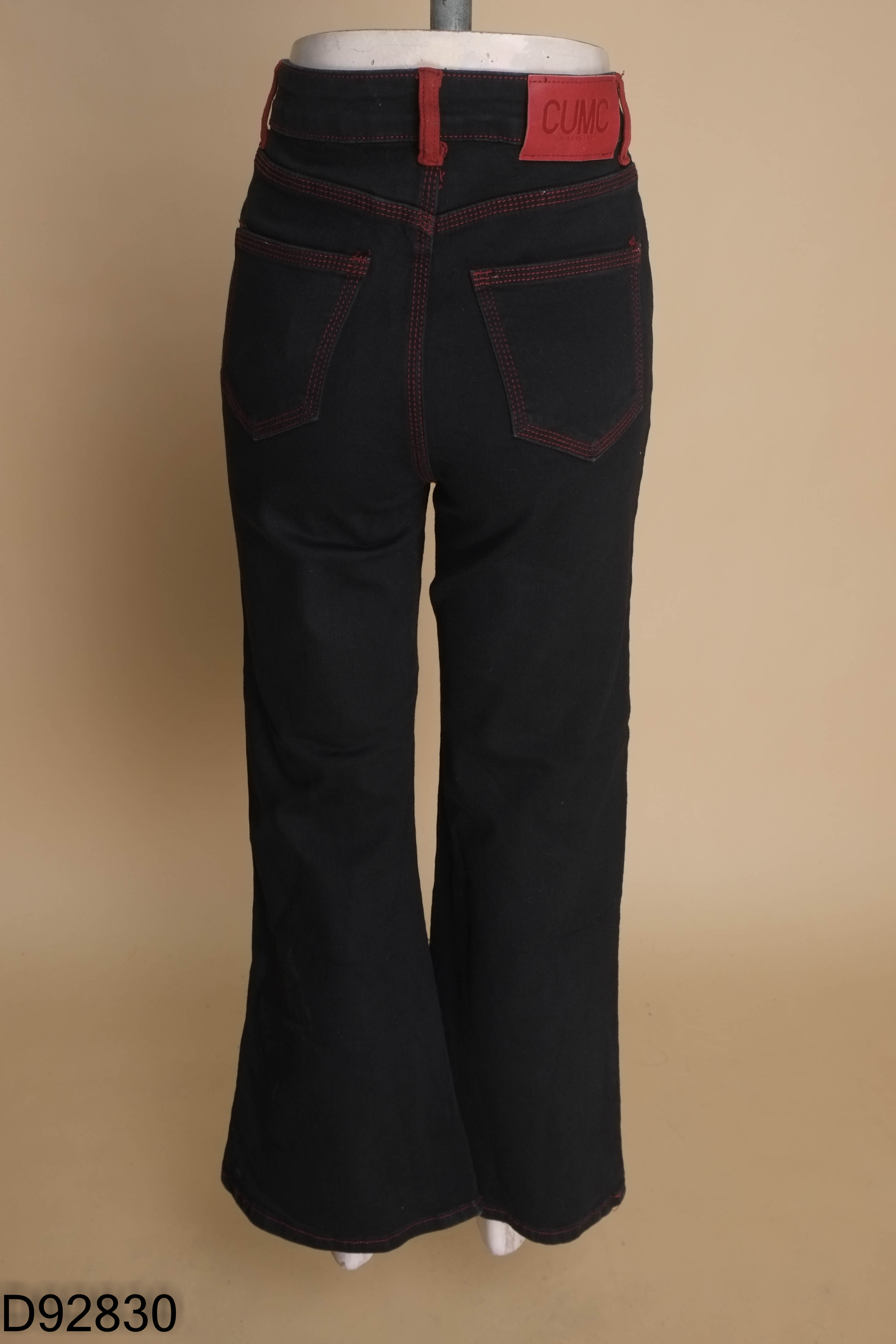 Quần jeans đen loe chỉ đỏ