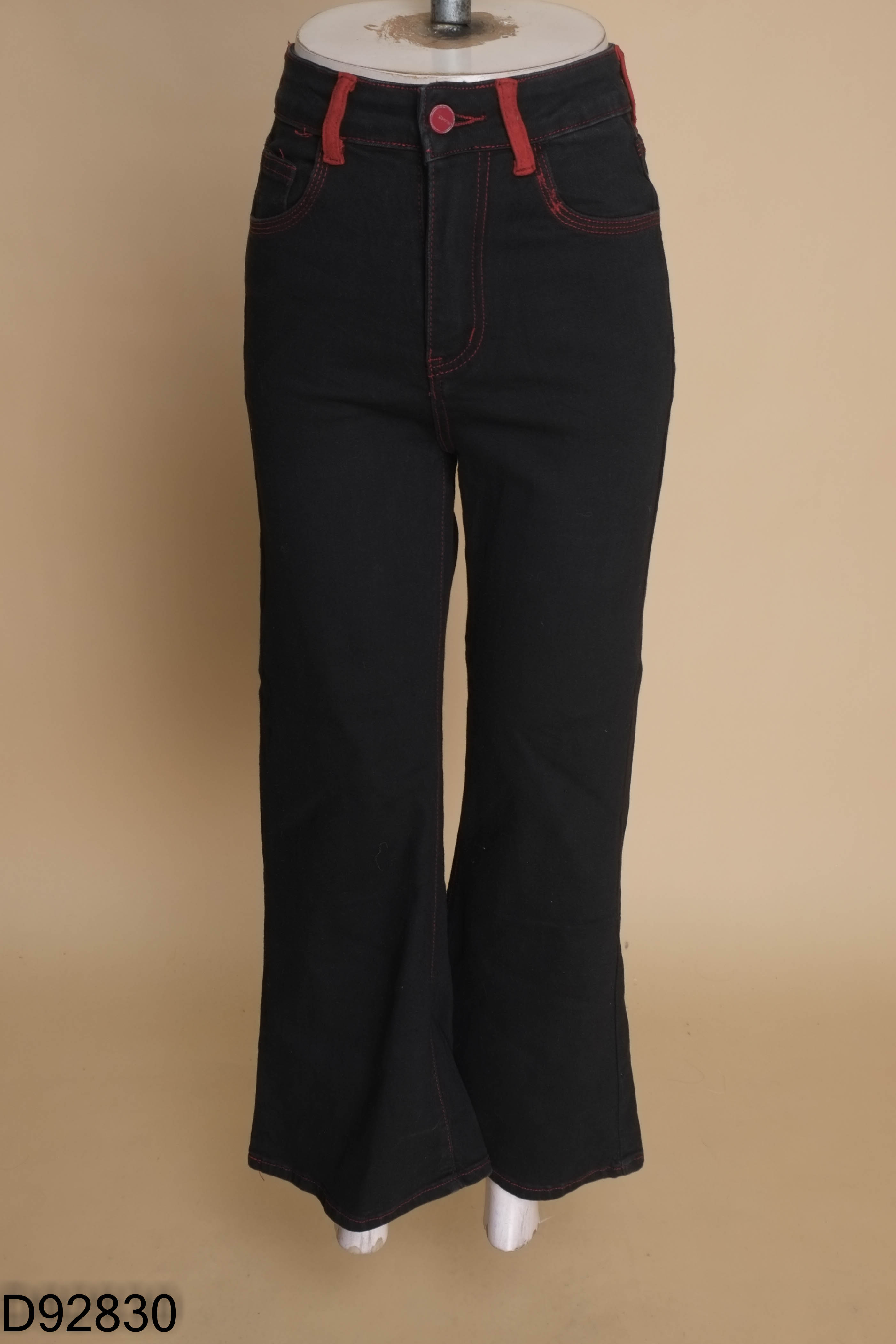 Quần jeans đen loe chỉ đỏ