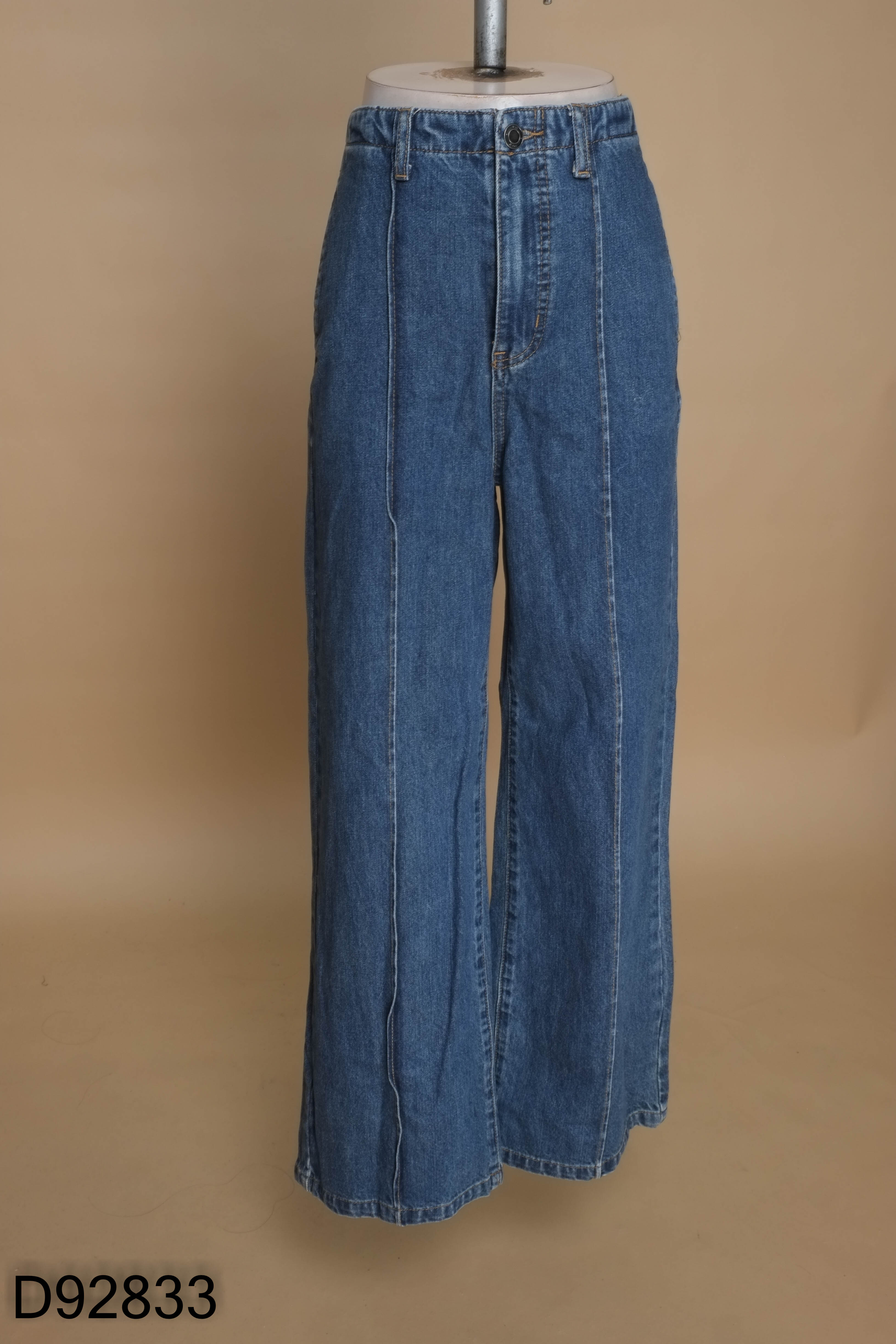 Quần jean xanh kẻ trước
