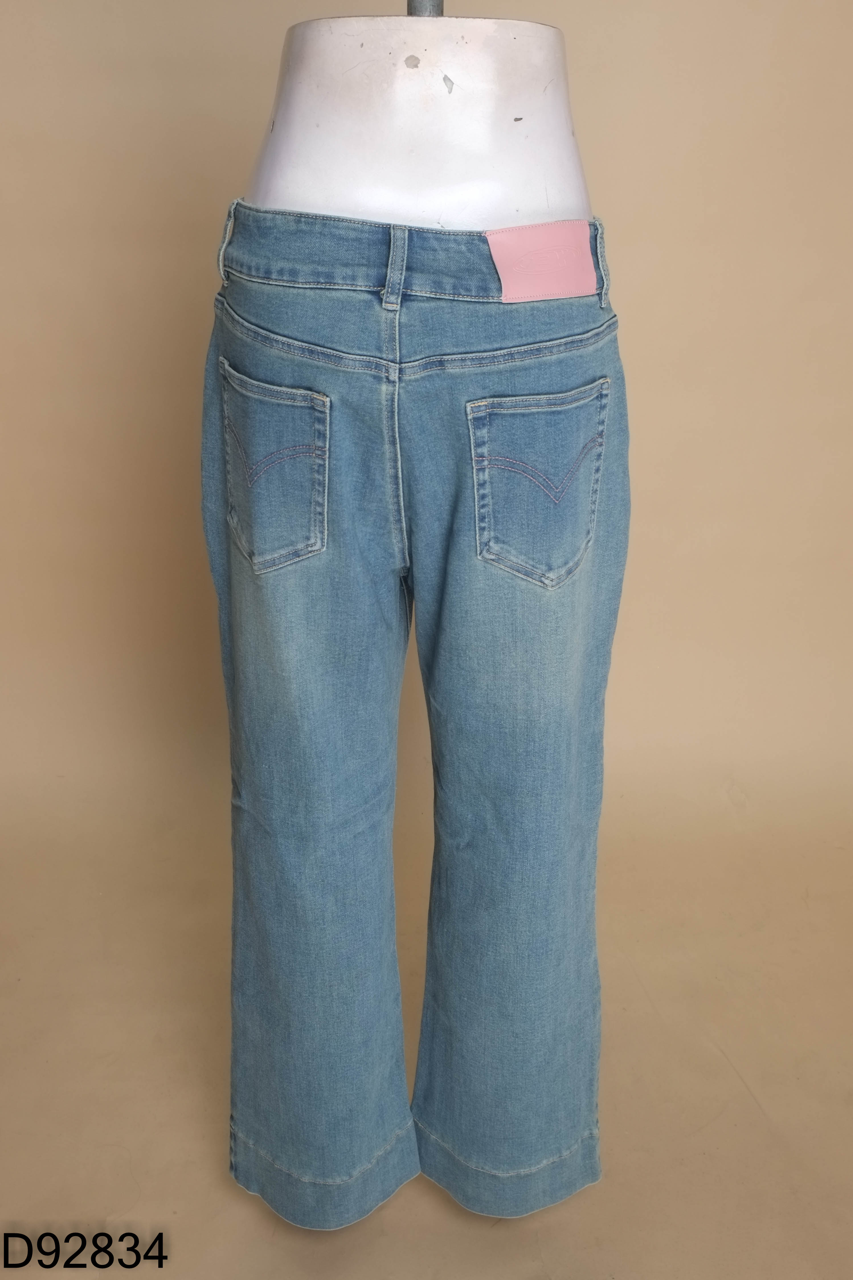 Quần jeans xanh hai khuy