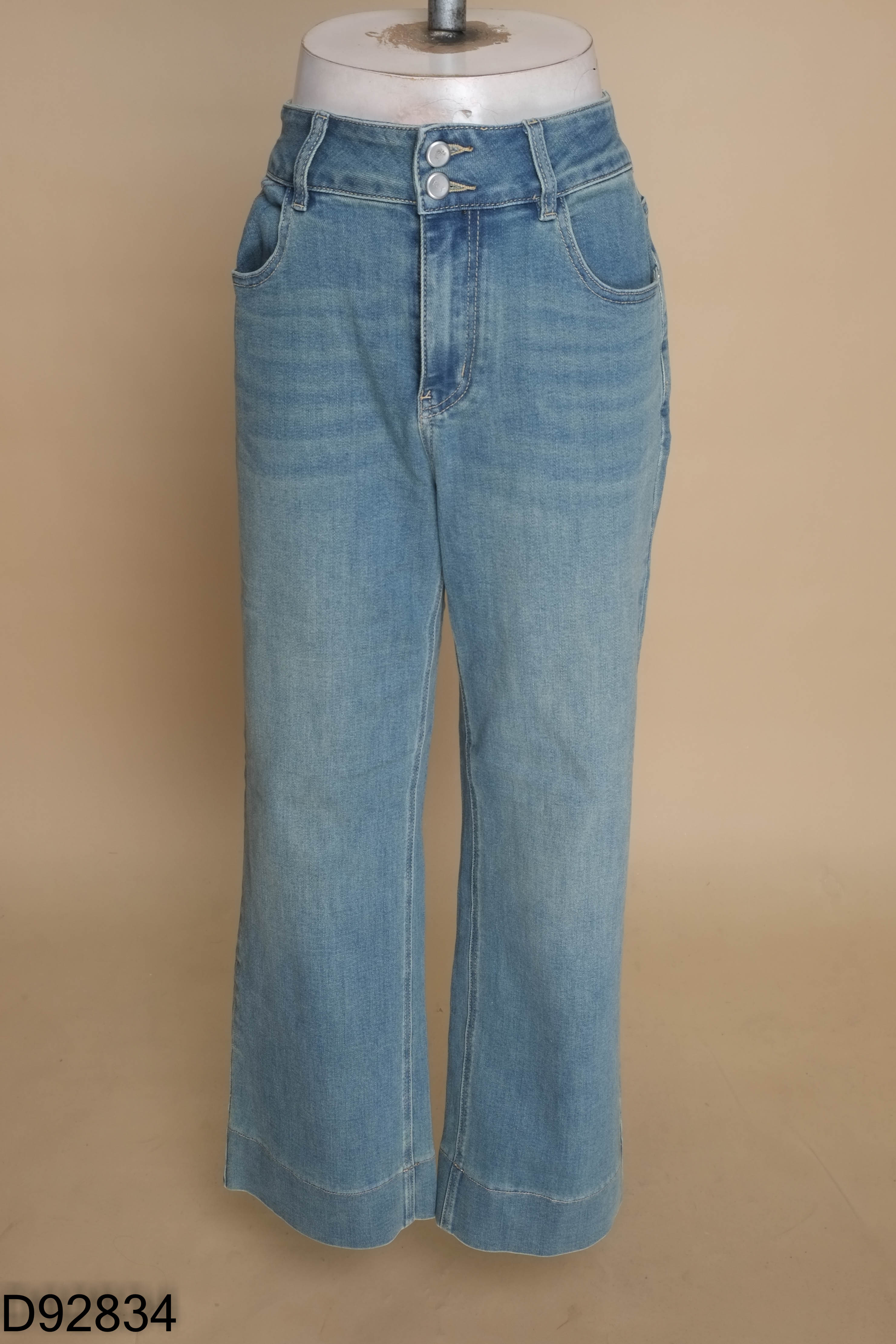 Quần jeans xanh hai khuy
