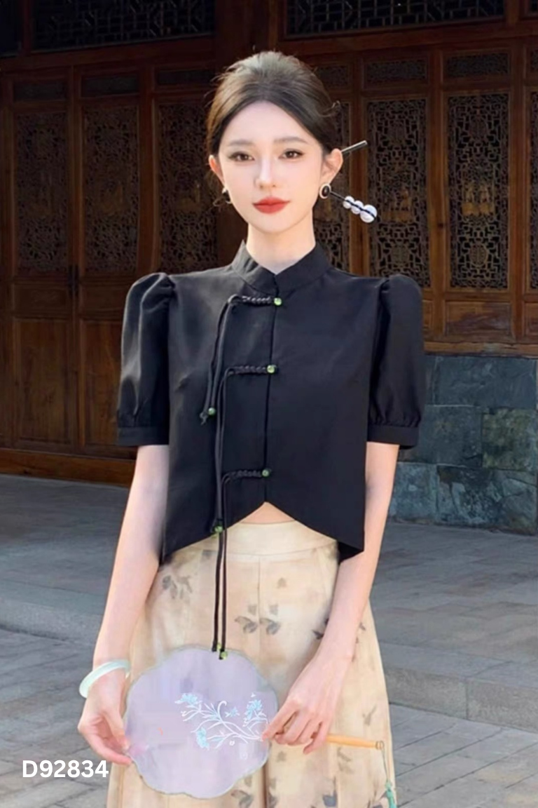 Áo đen cúc tàu dáng lửng
