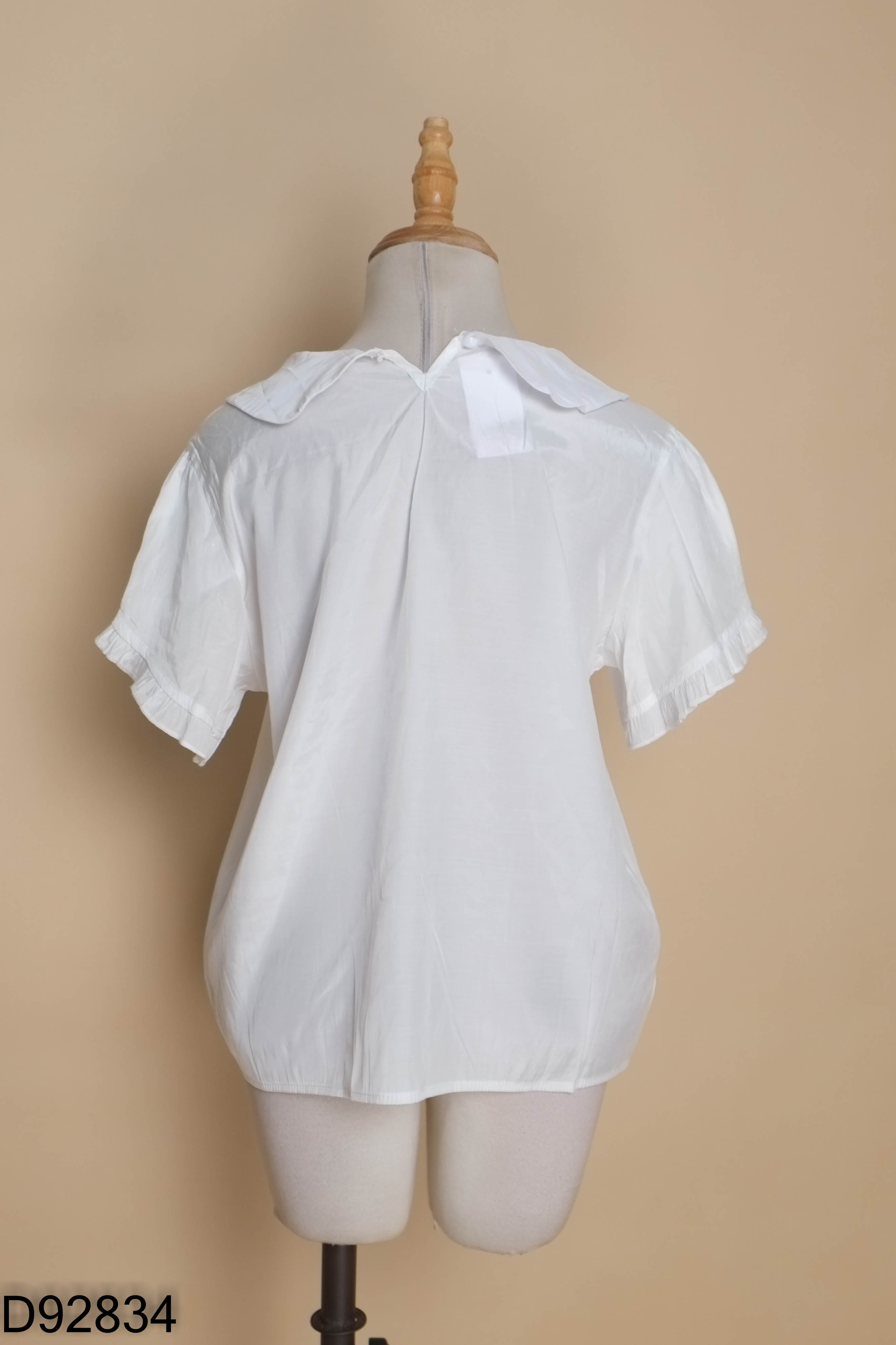 Áo trắng cổ sen tay bèo