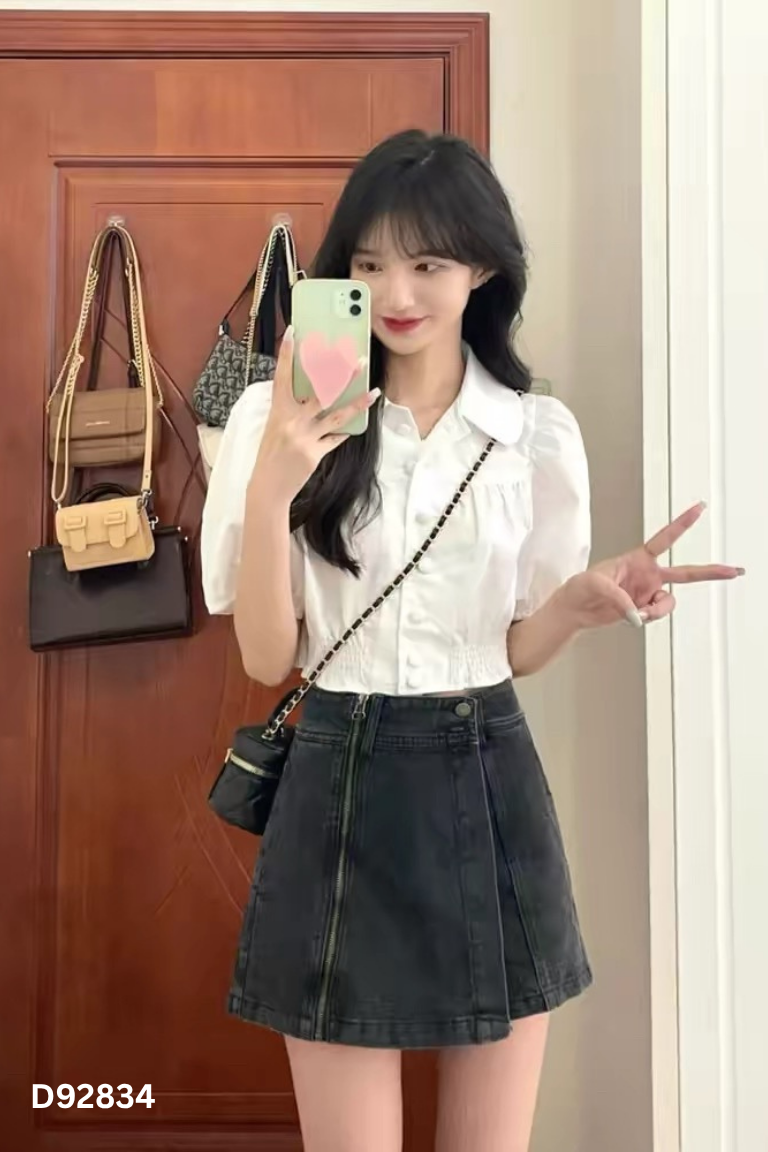 Áo trắng tay bồng rúm eo