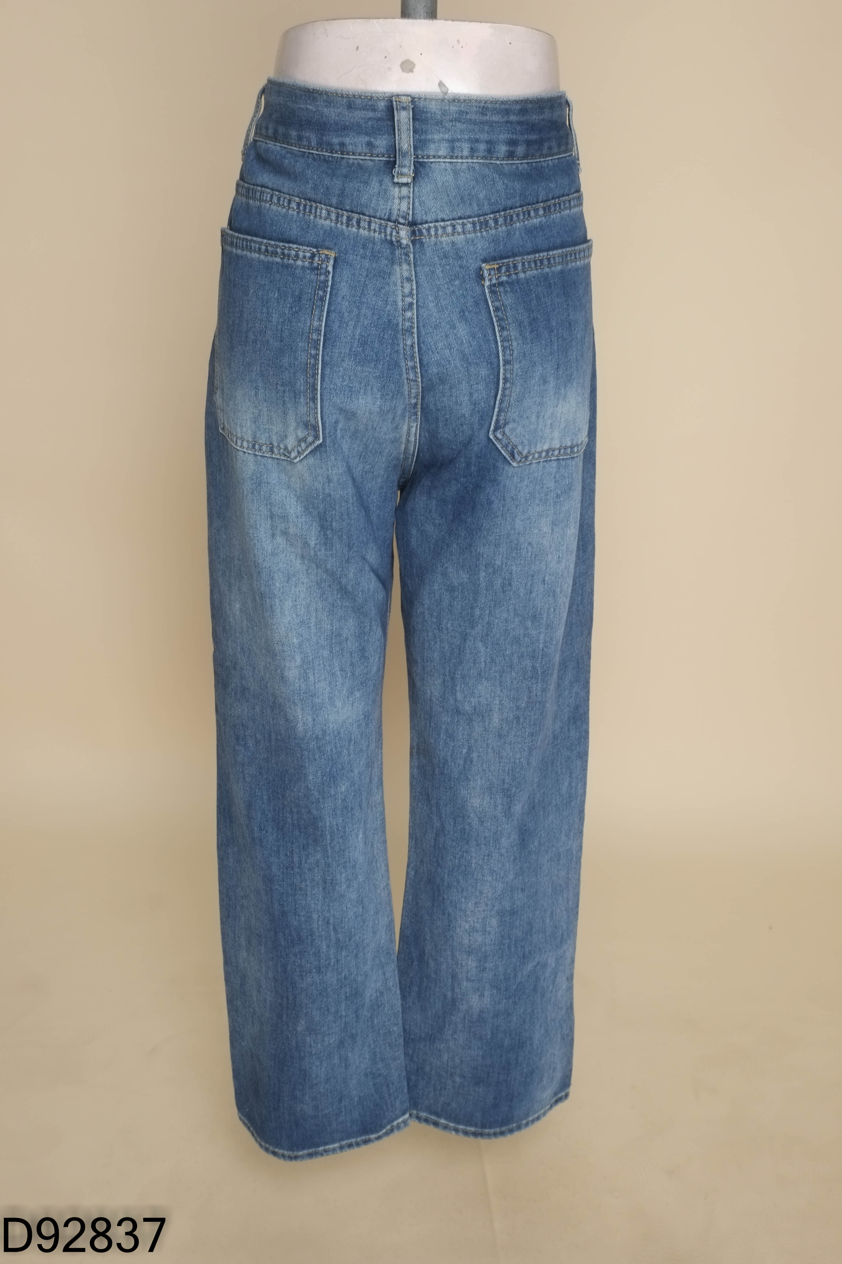Quần jeans xanh rách túi trước