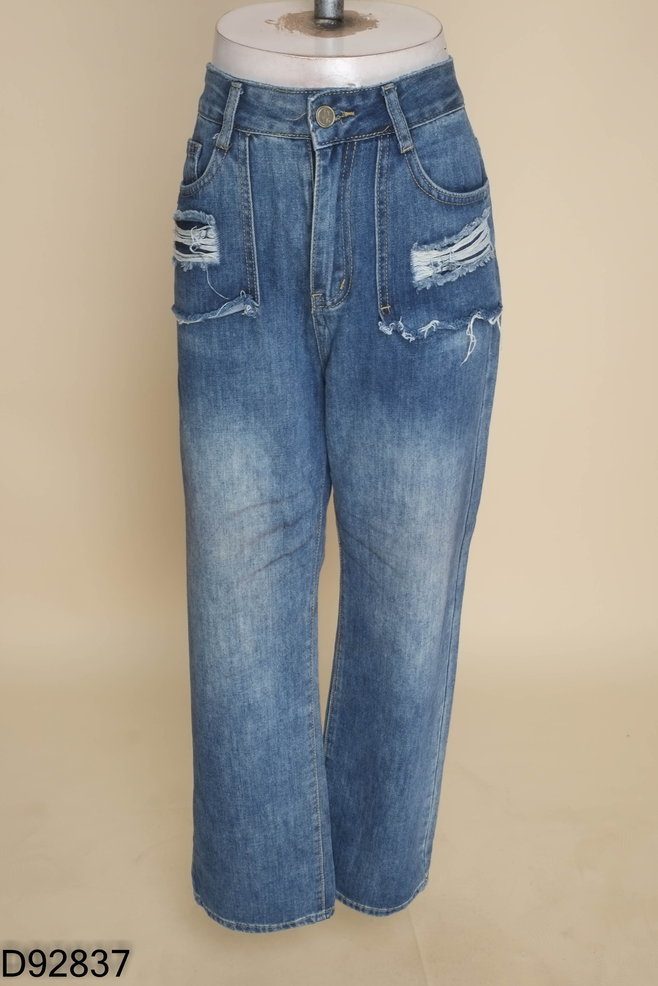 Quần jeans xanh rách túi trước