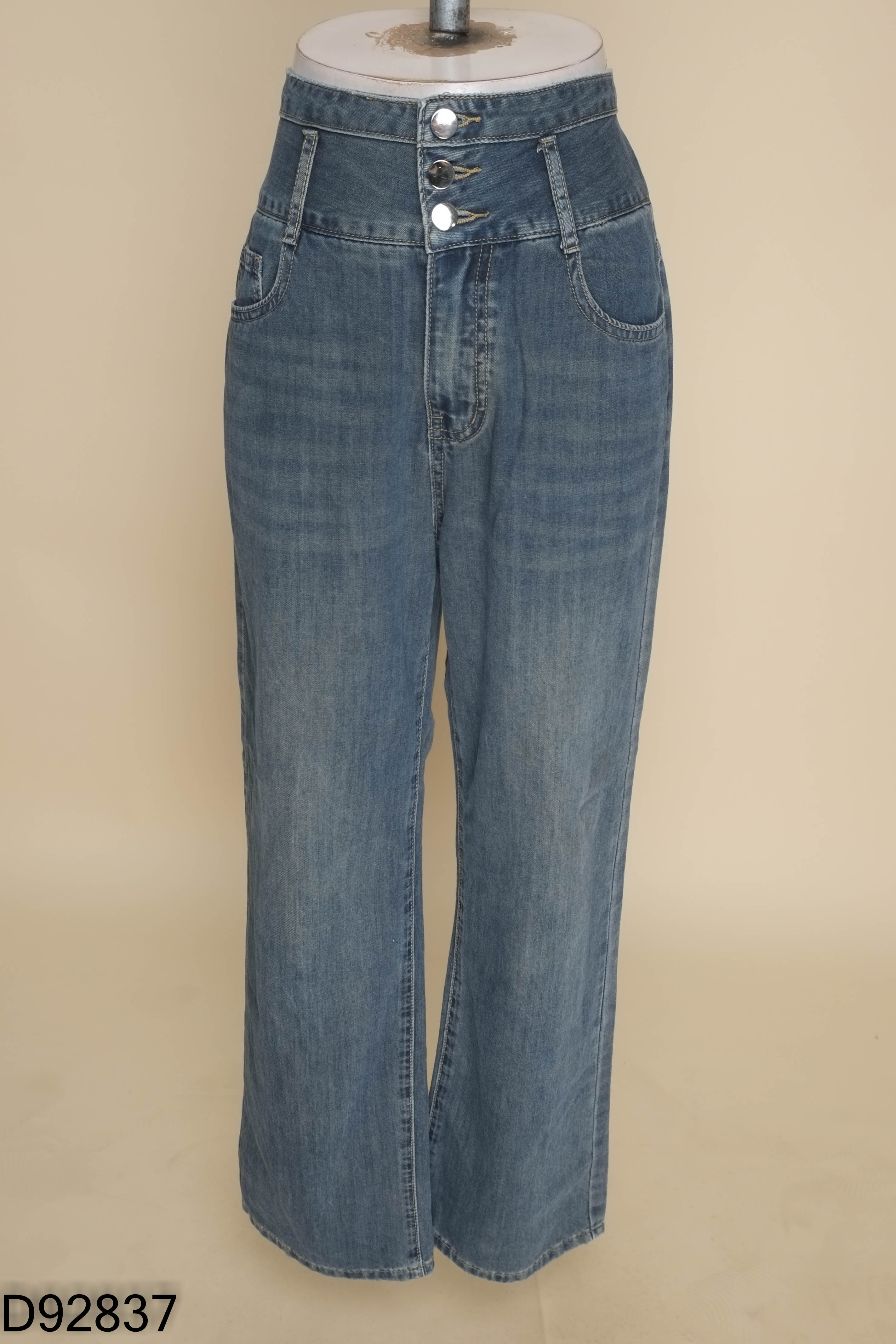 Quần jeans xanh ống đứng