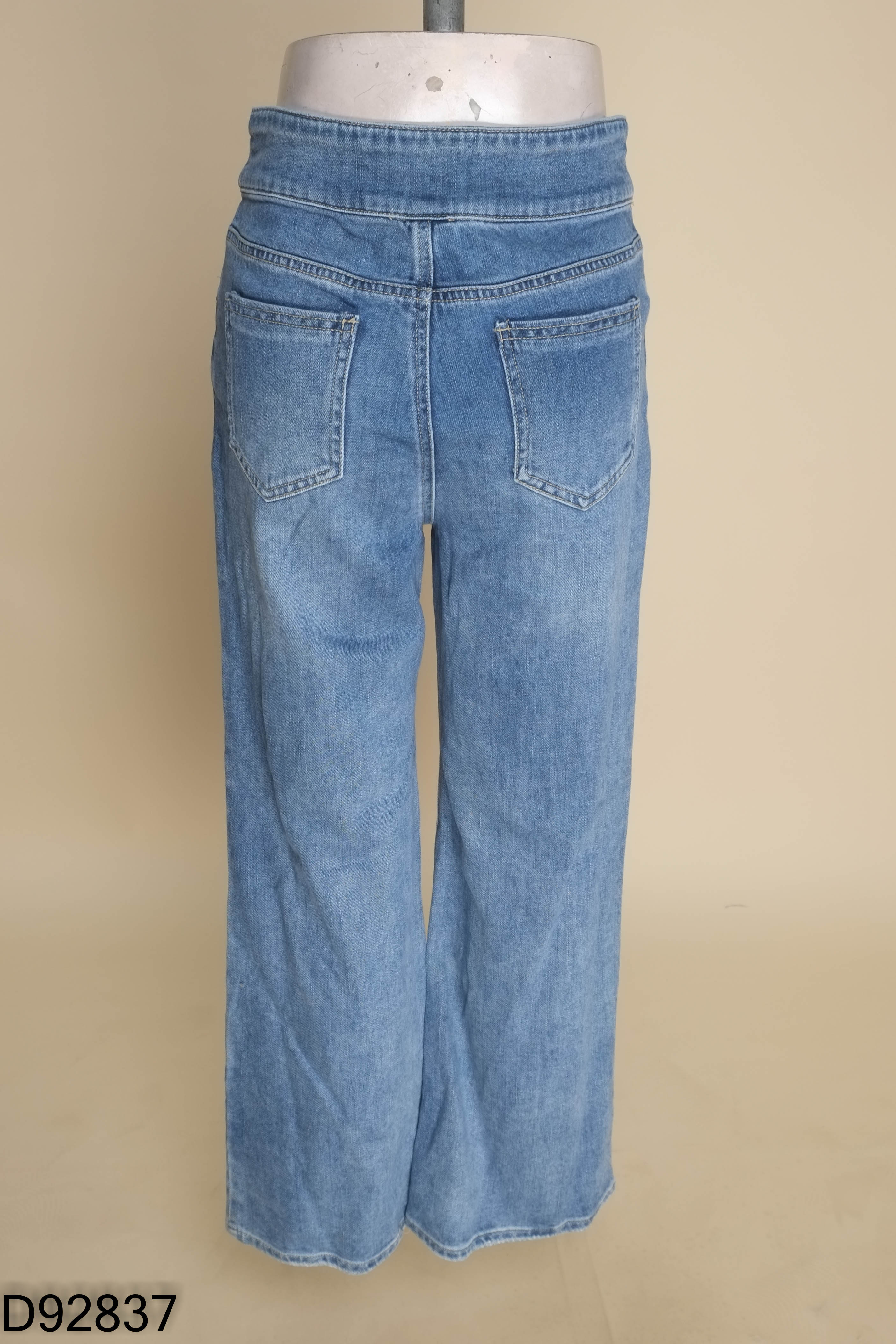 Quần jeans xanh loe