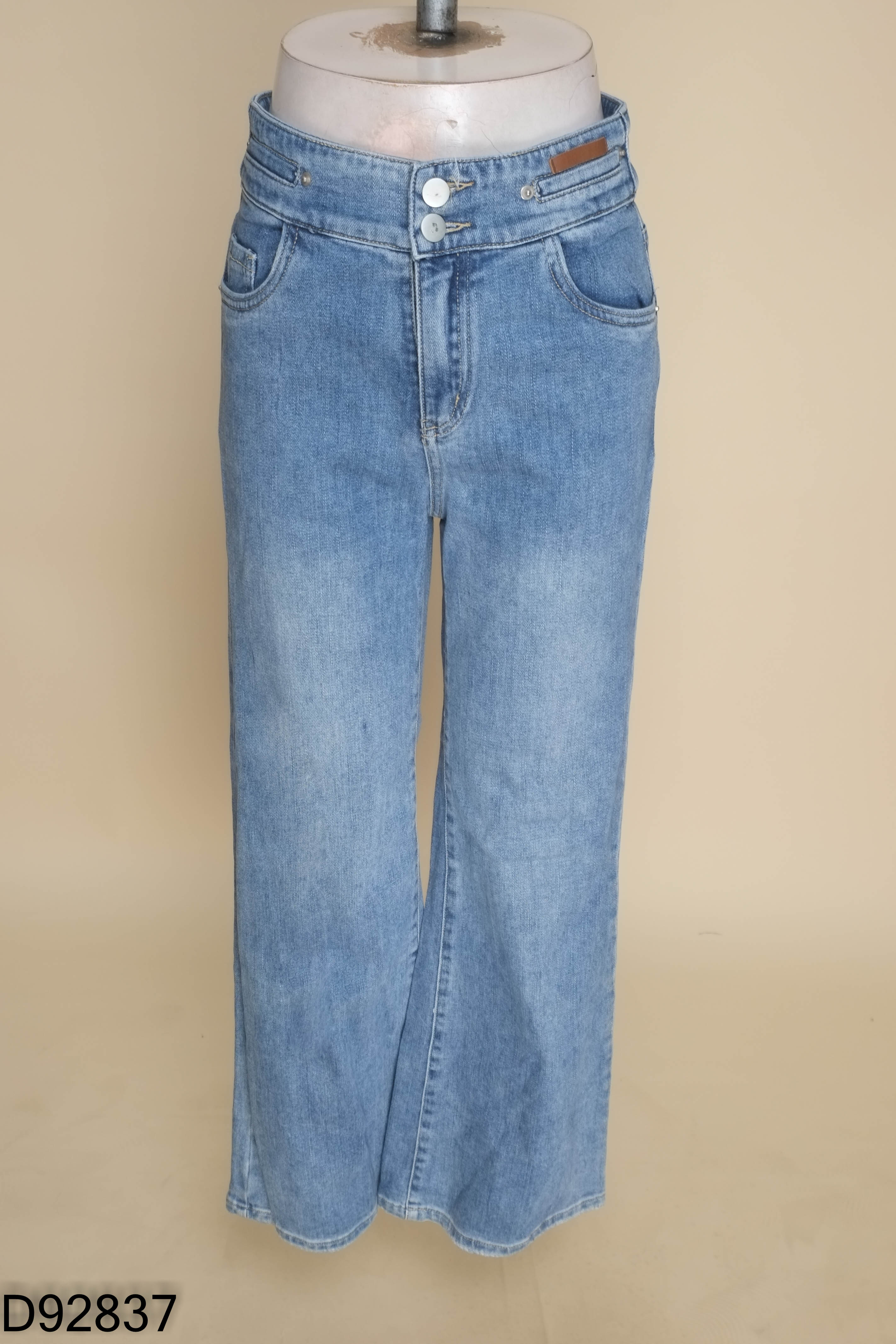 Quần jeans xanh loe