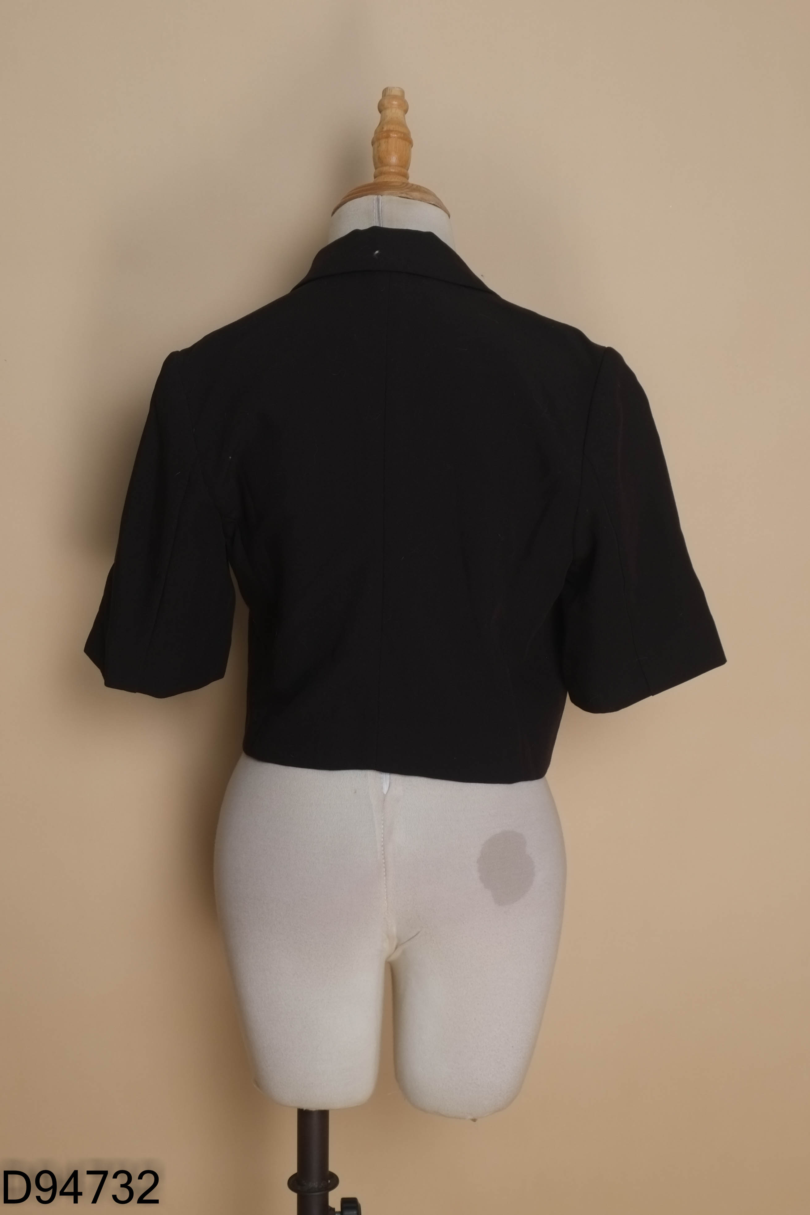 Áo đen AMM cổ vest dáng ngắn