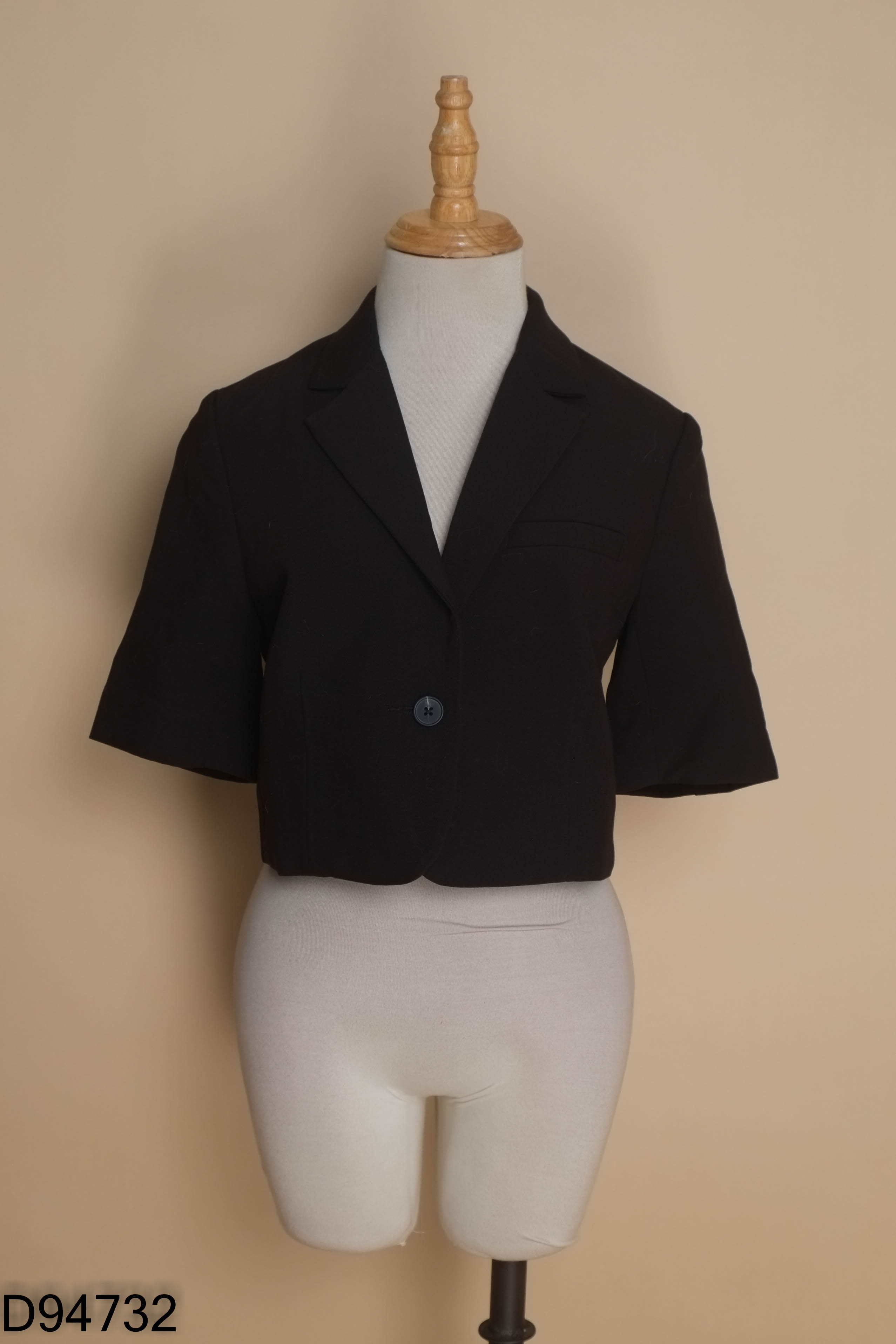 Áo đen AMM cổ vest dáng ngắn