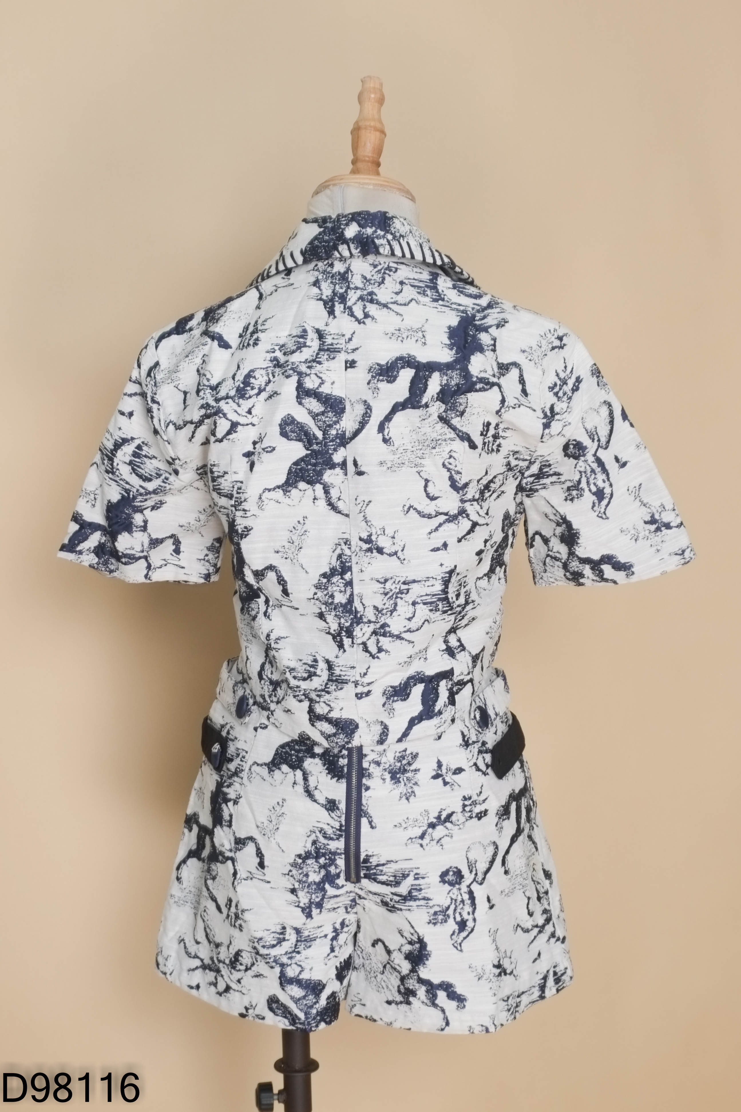 Set Áo trắng họa tiết xanh cổ vest + Quần short