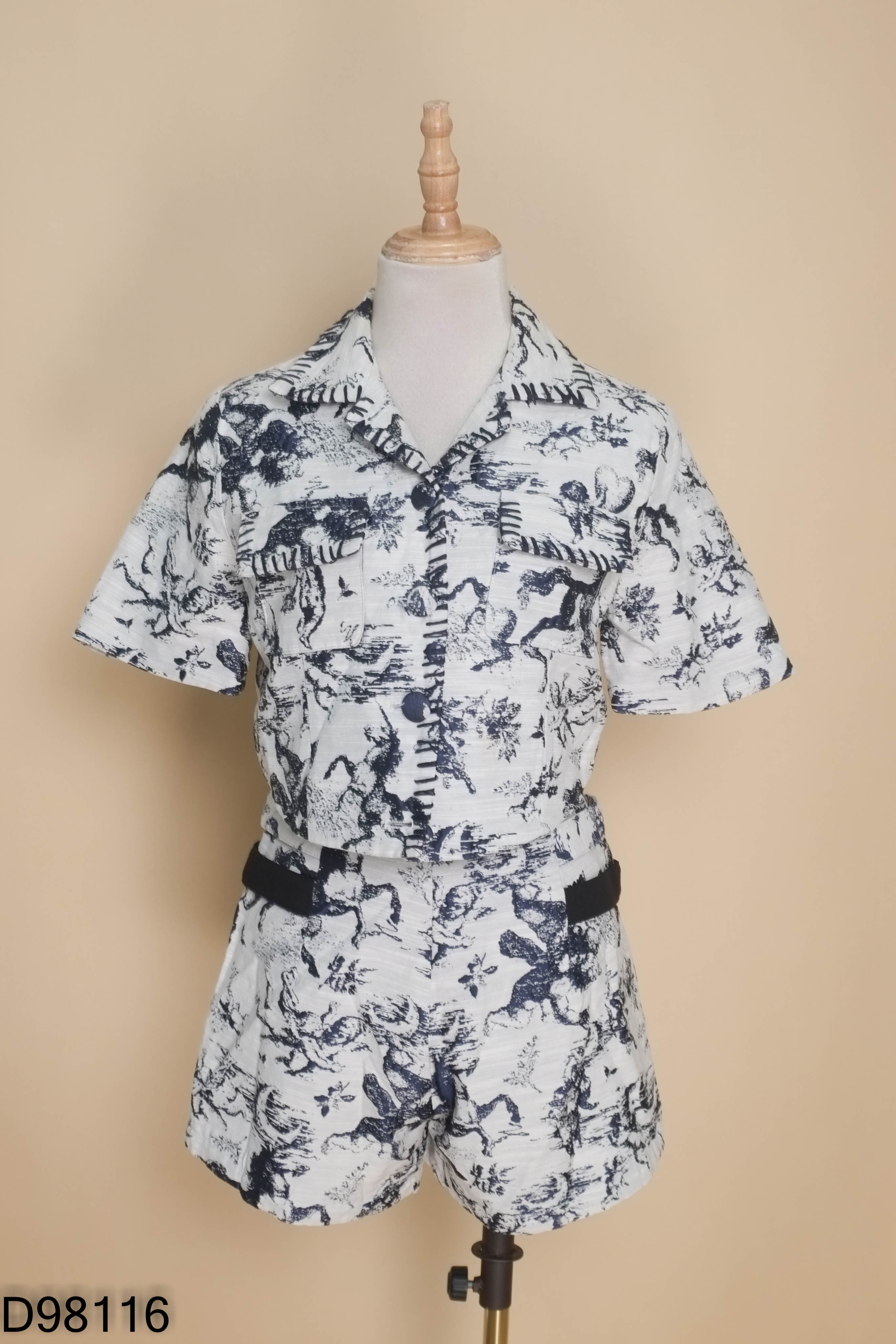 Set Áo trắng họa tiết xanh cổ vest + Quần short