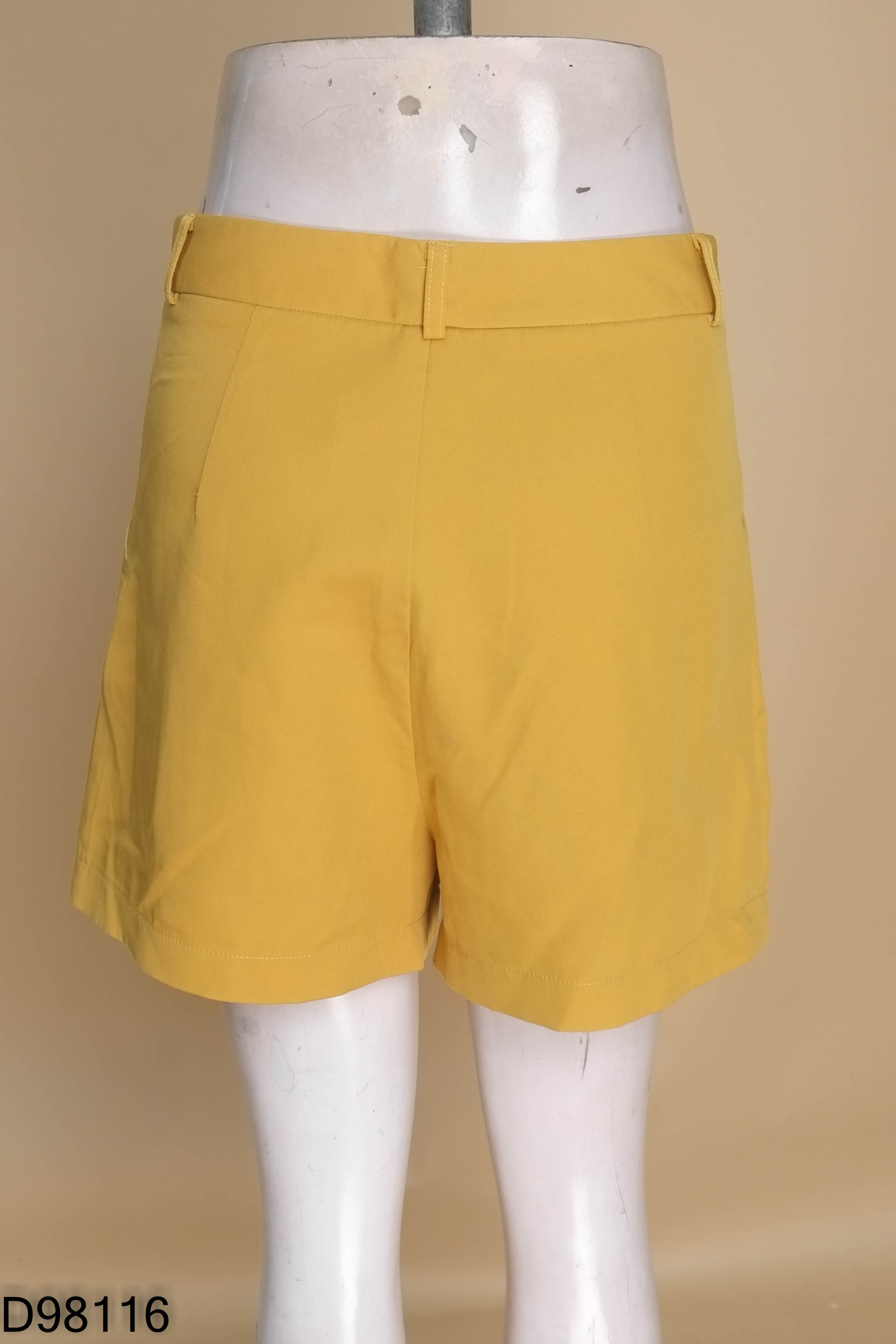 Quần short vàng MARC