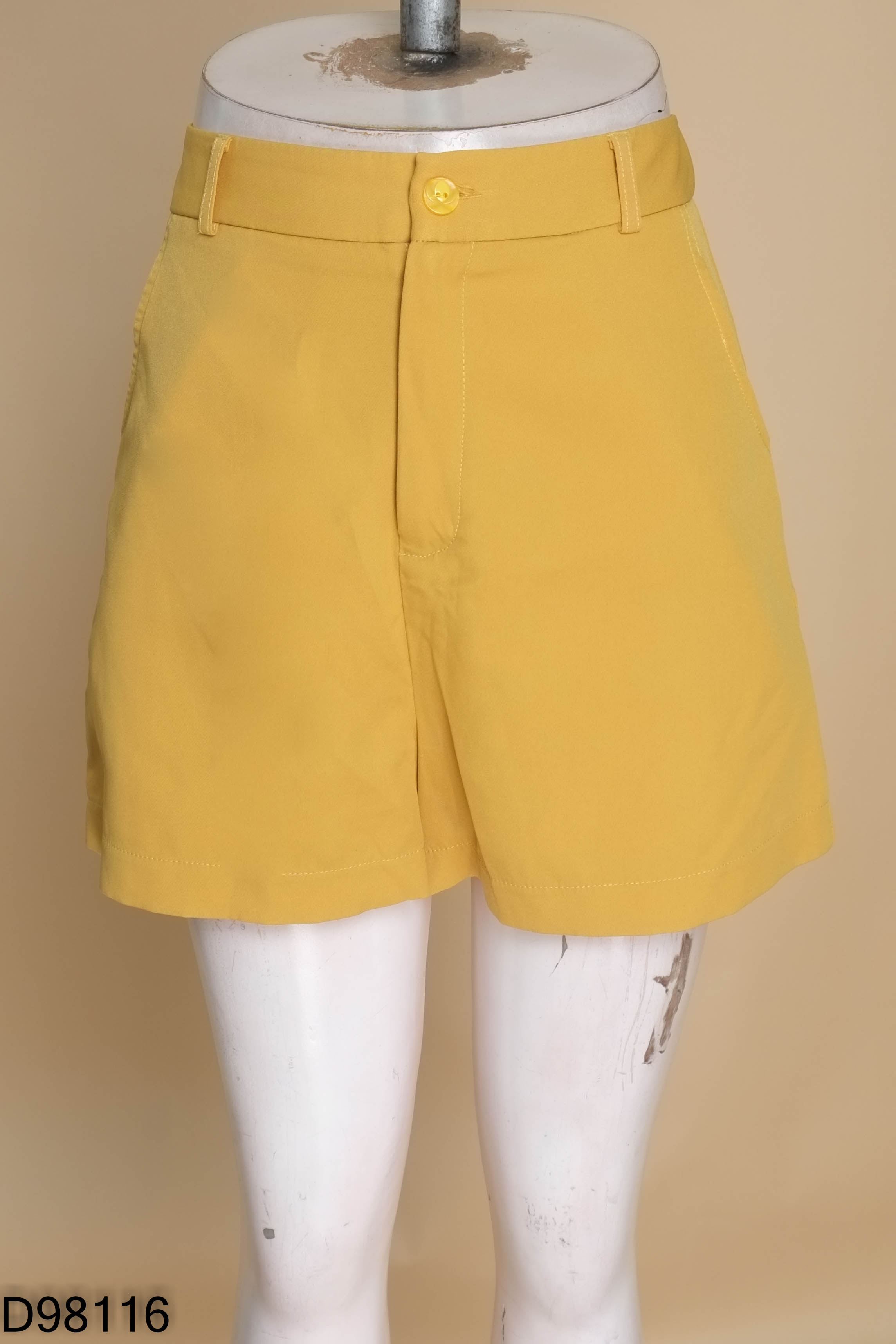Quần short vàng MARC