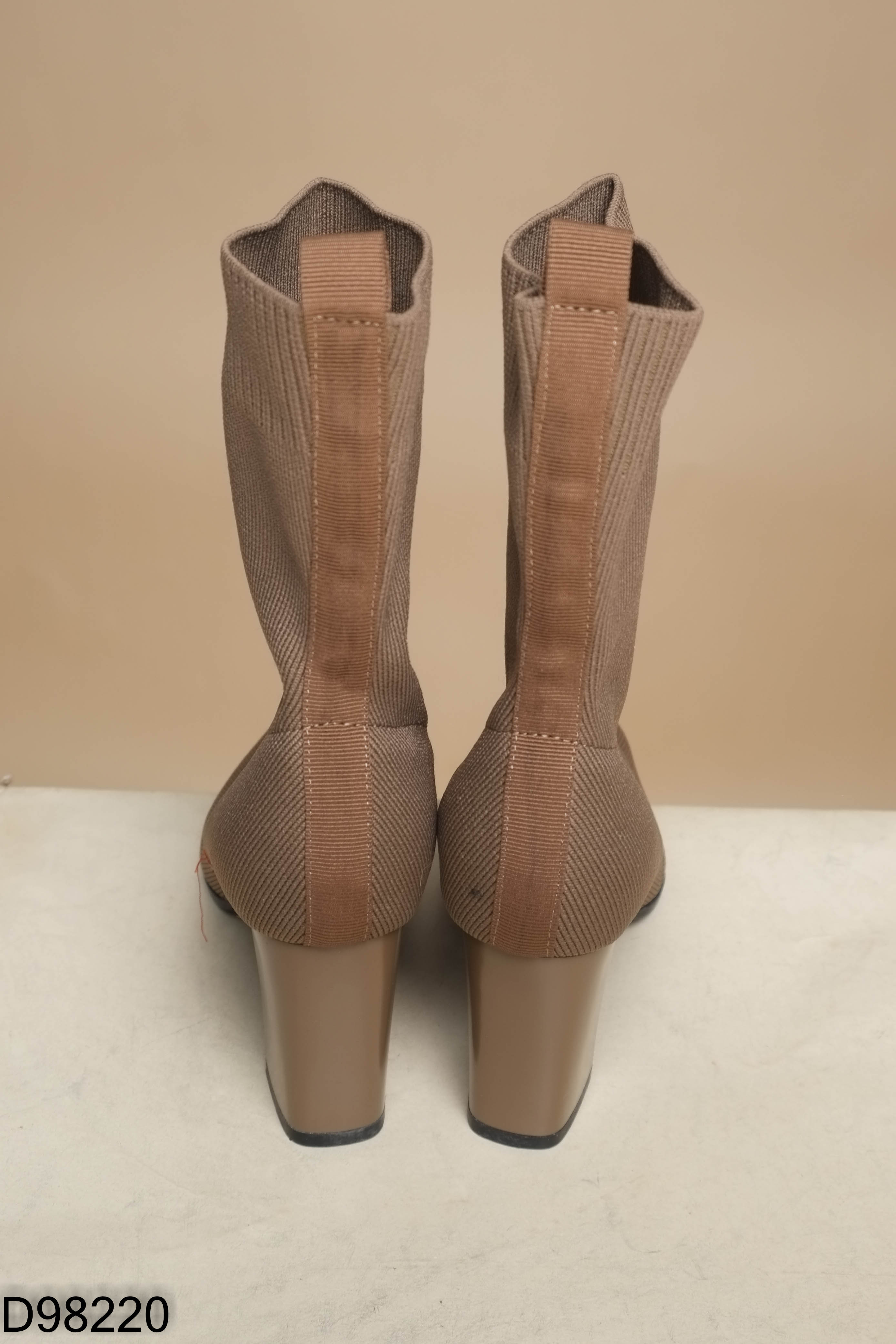 Boot len nâu mũi nhọn