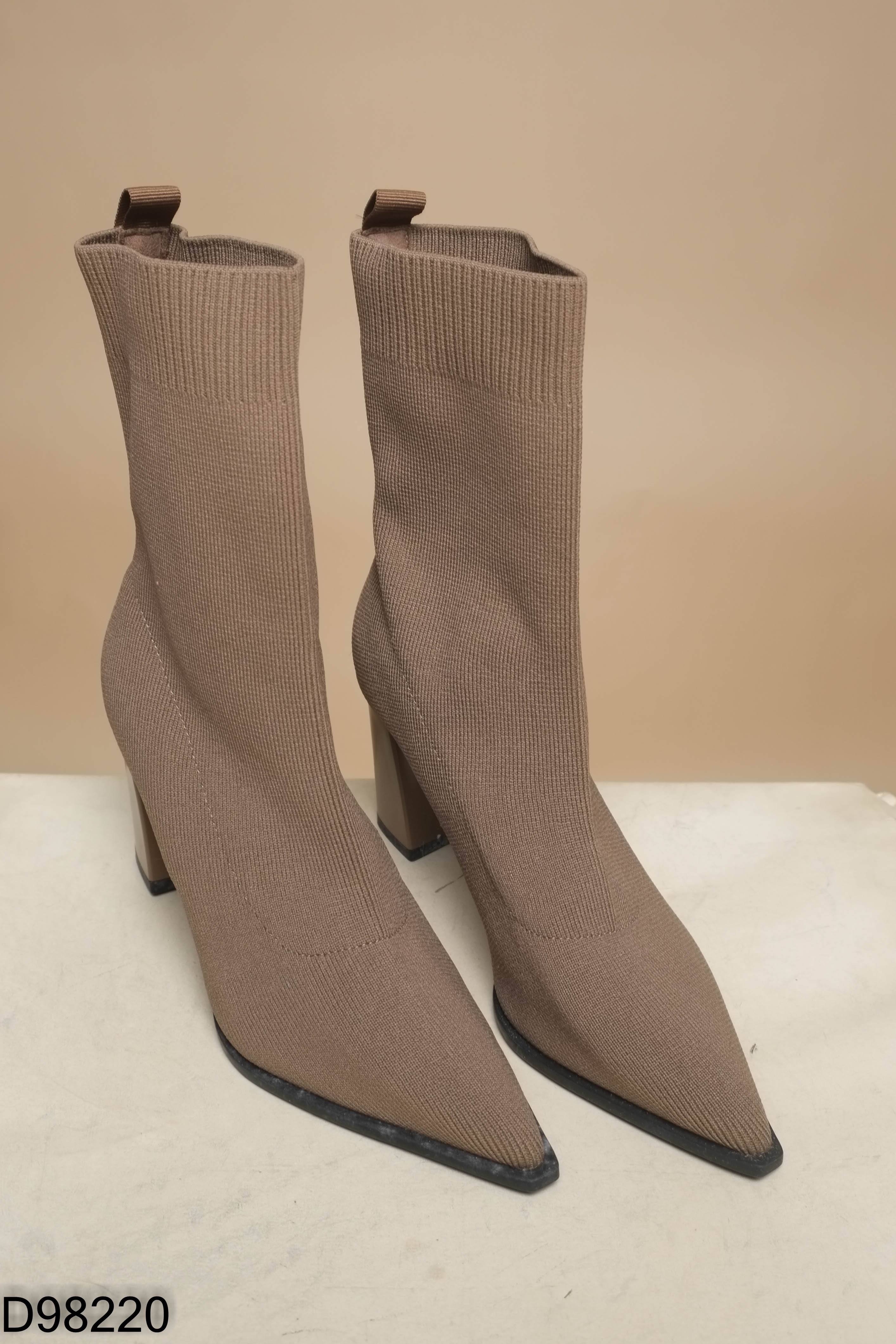 Boot len nâu mũi nhọn