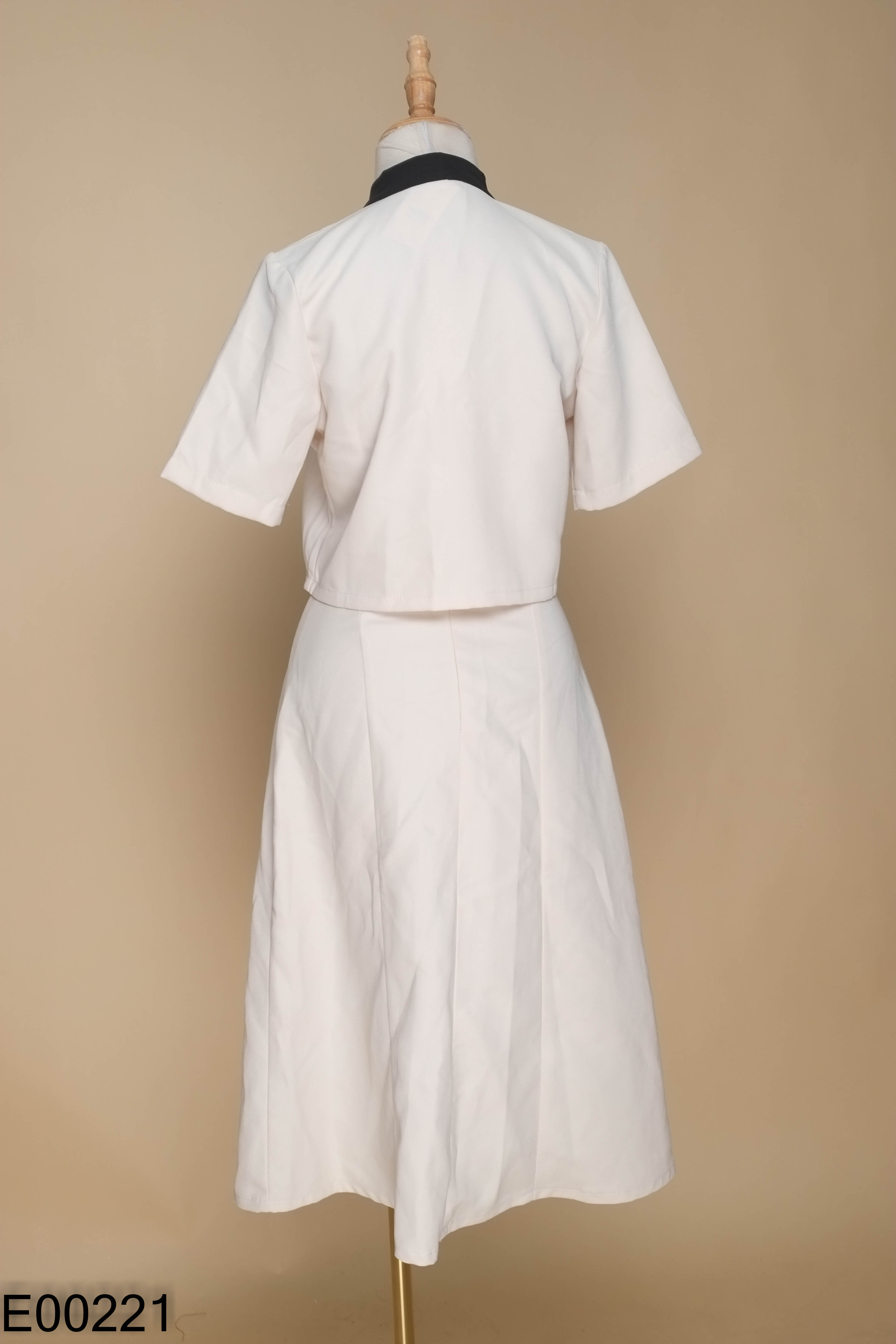 Set áo croptop viền đen + chân váy be