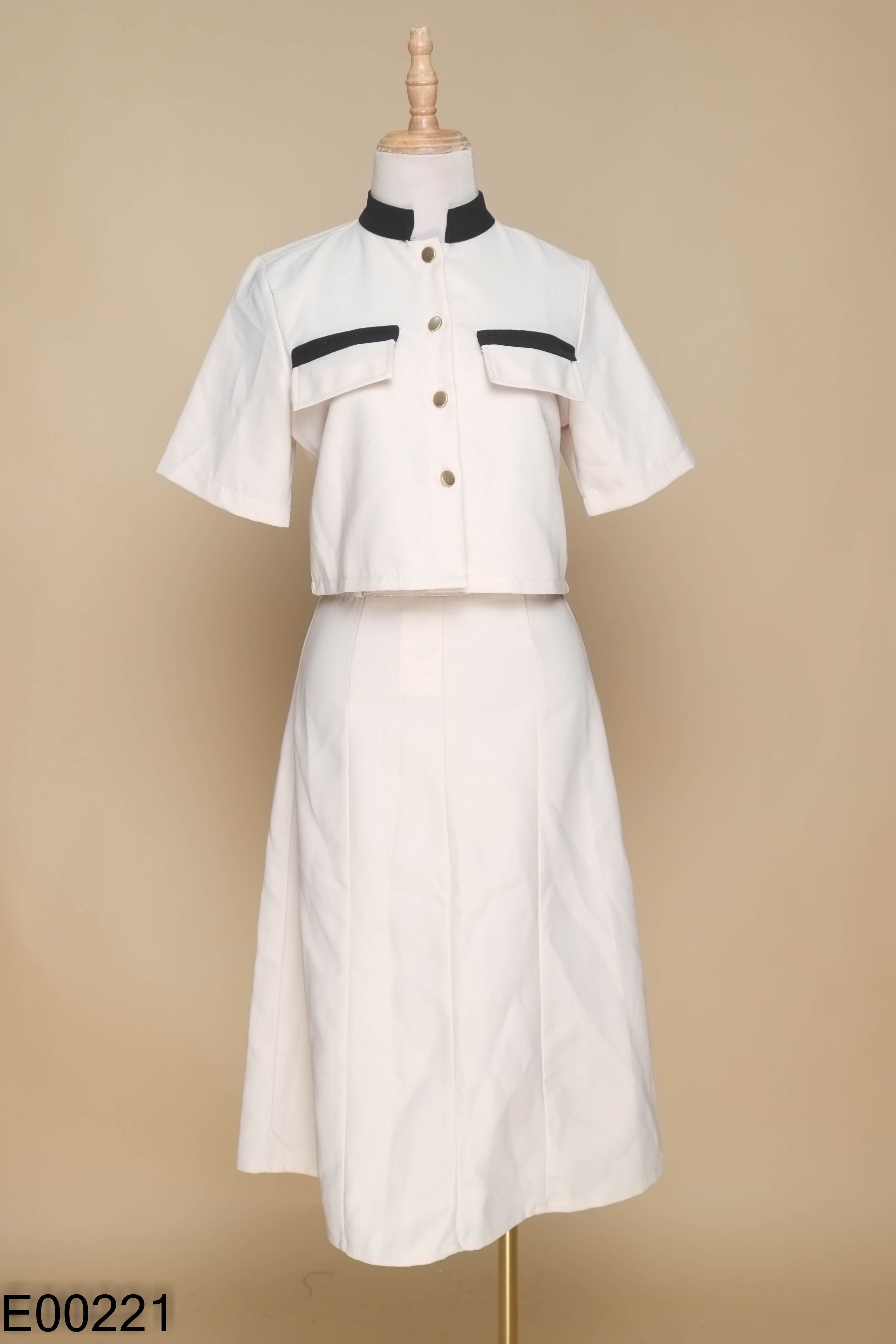Set áo croptop viền đen + chân váy be