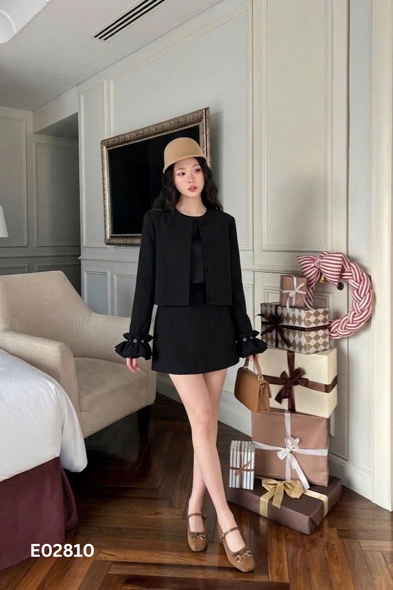 Áo đen trơn phối tay hoa + chân váy chữ A