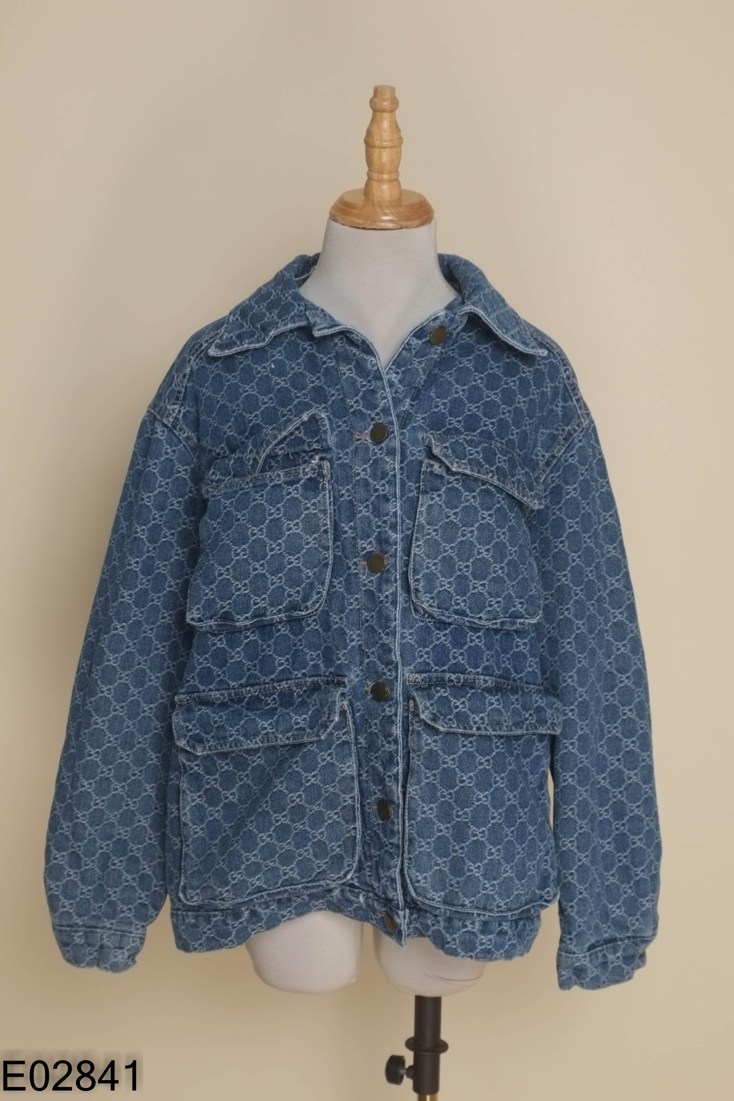Áo khoác jeans xanh họa tiết