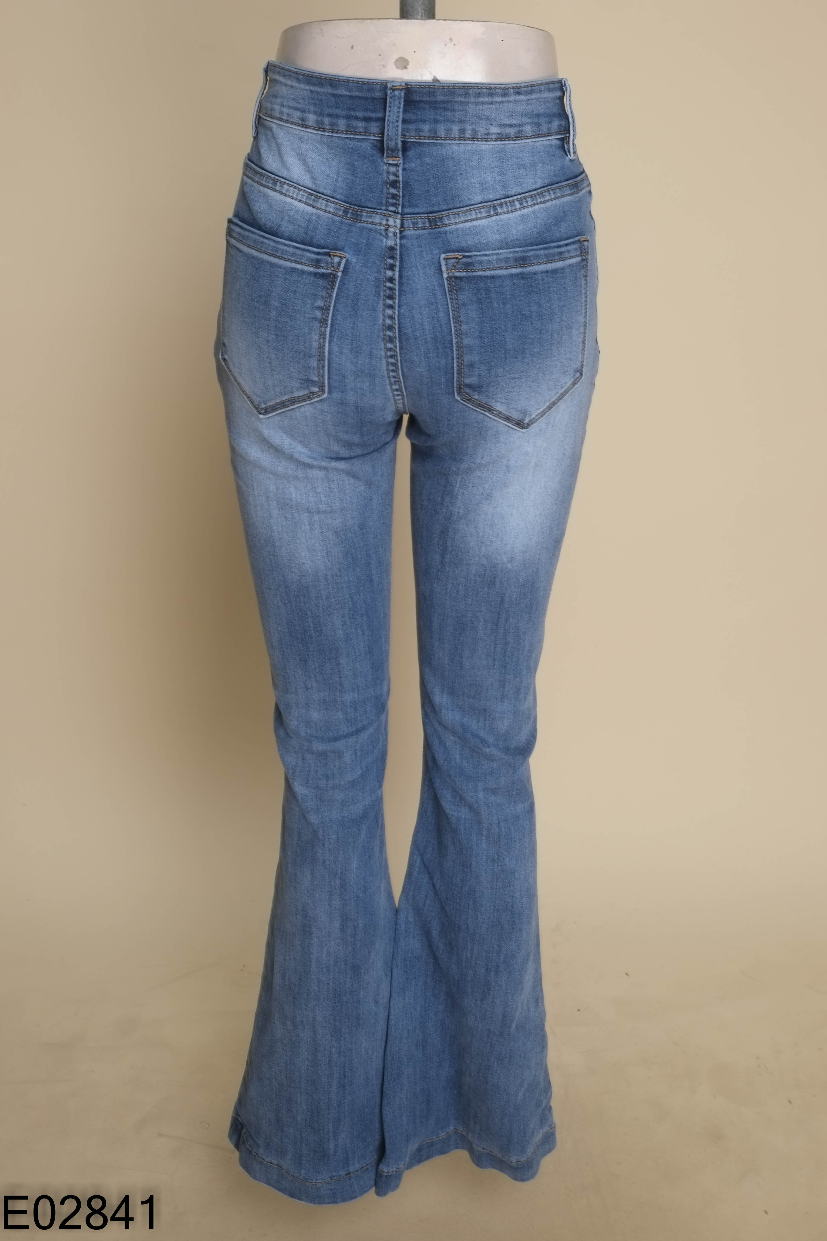 Quần jeans xanh trơn ống loe