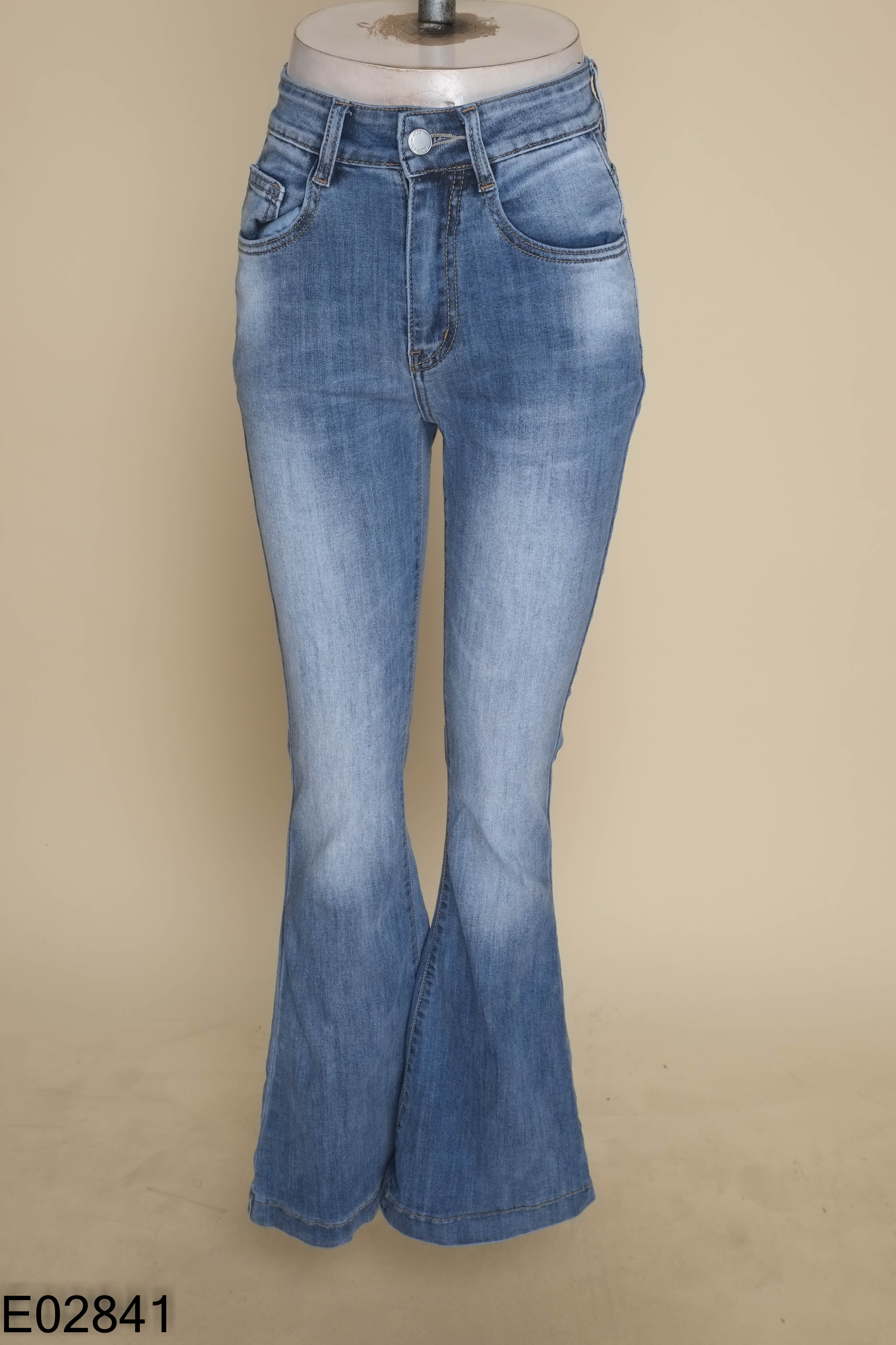 Quần jeans xanh trơn ống loe