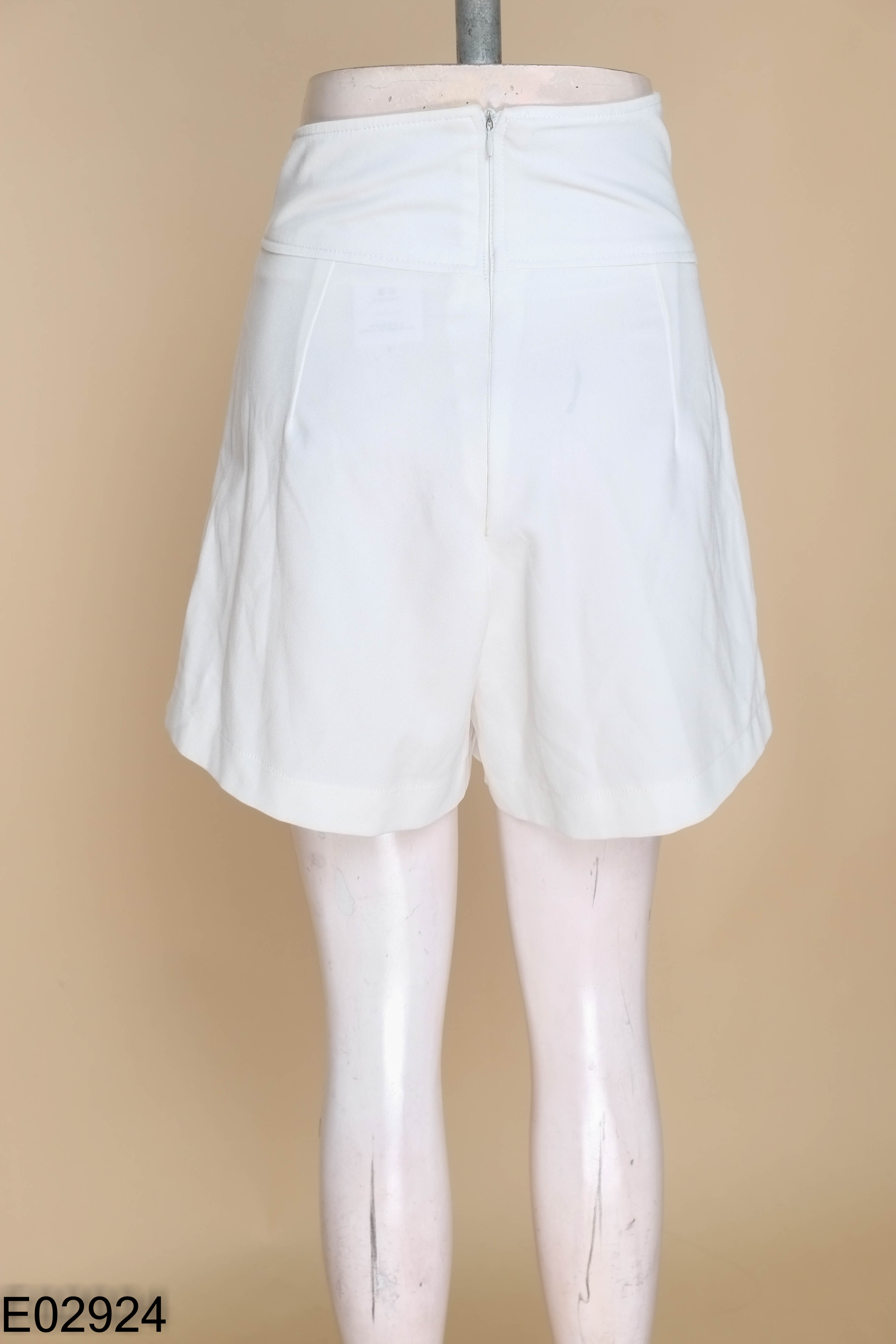 Quần shorts LSEOUL trắng vạt