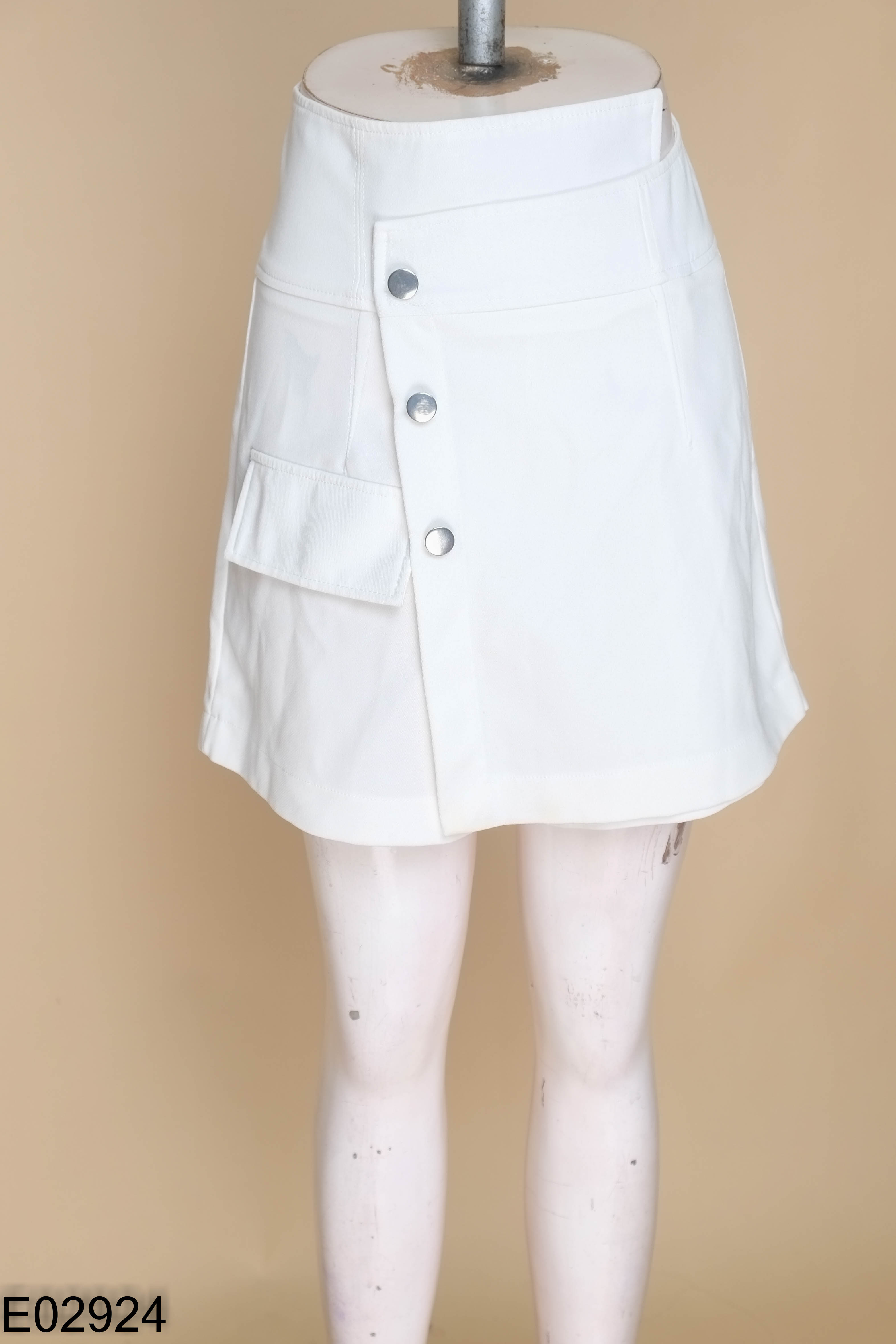 Quần shorts LSEOUL trắng vạt