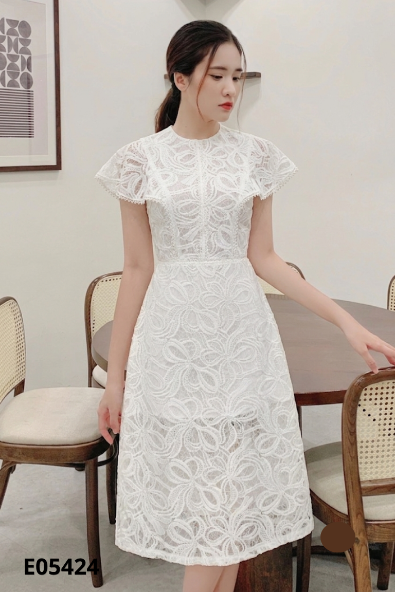 Váy trắng họa tiết ren dài