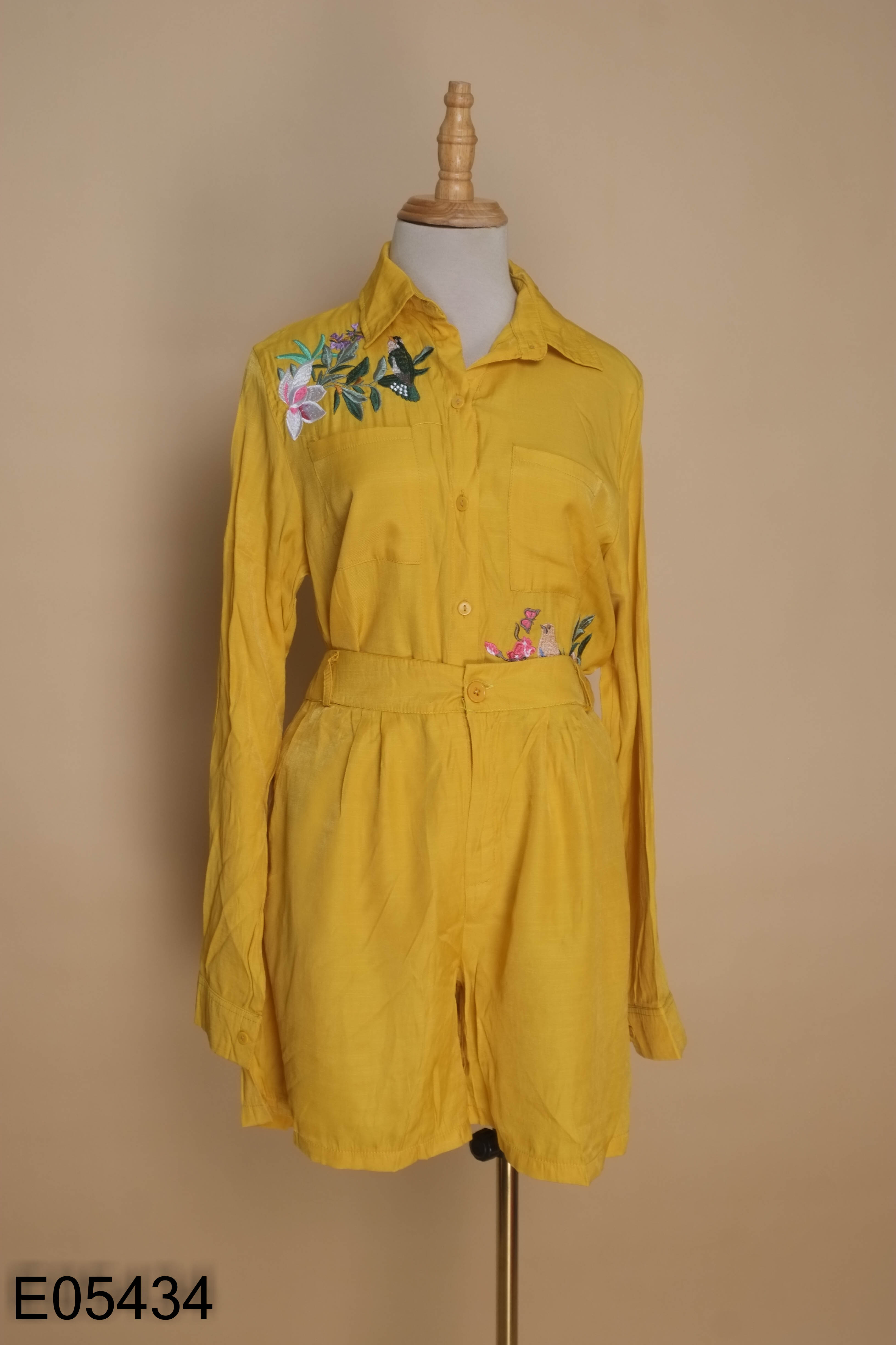 Set Áo sơ mi vàng thêu họa tiết + Quần short