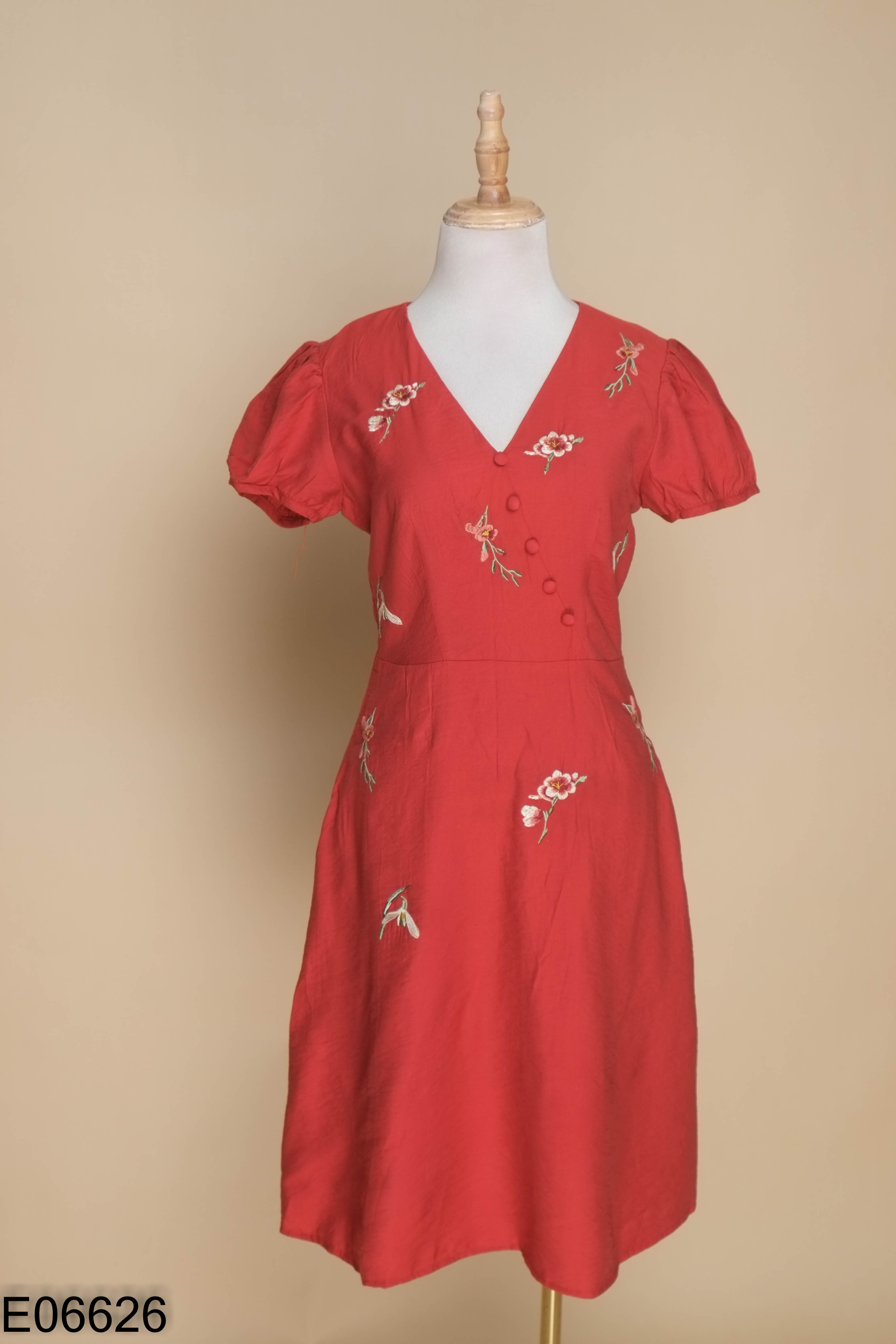 Váy ADORE DRESS đỏ thêu hoa
